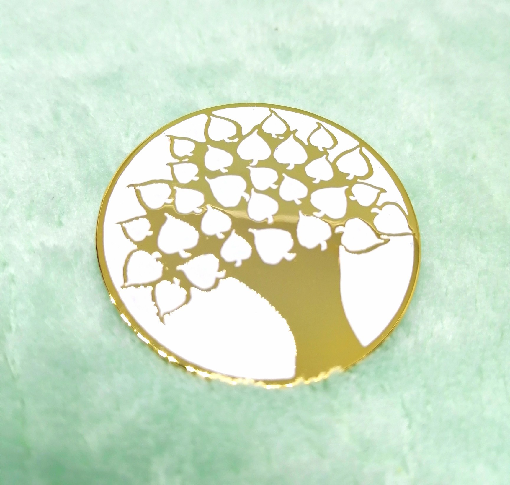 เข็มกลัดติดเสื้อ