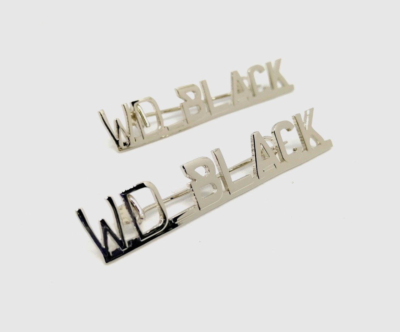 เข็มกลัดฉลุอักษร