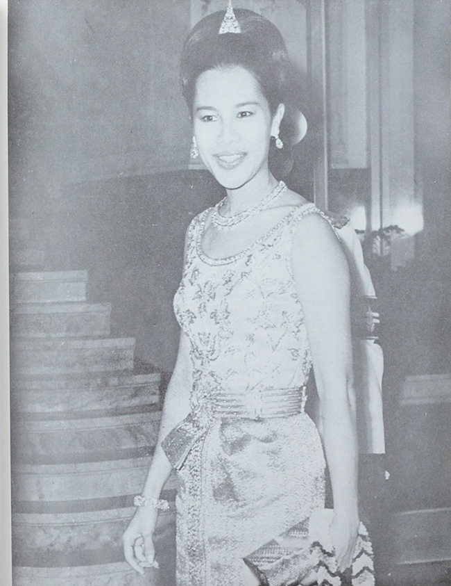 ประมวลพระบรมฉายาลักษณ์ พระราชกรณียกิจ และ พระราชจริยาวัตร (ภาษาไทย-อังกฤษ)