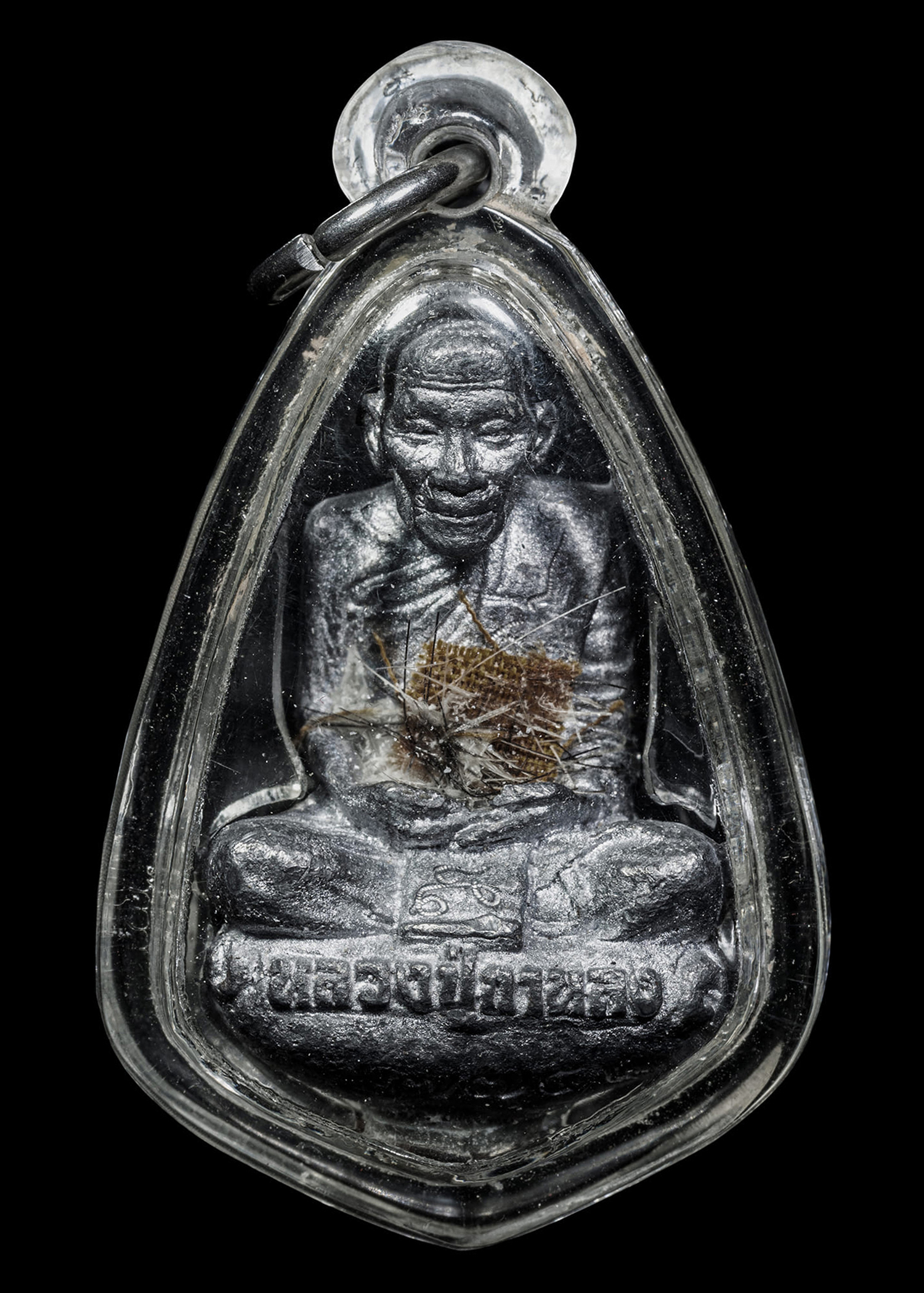 รูปหล่อโบราณรุ่นแรก หลวงปู่กาหลง เขี้ยวแก้ว วัดเขาแหลม สระแก้ว “รุ่นครอบเศียรพระลักษณ์” ปี2549 เนื้อตะกั่วขอมโบราณพันปี ตอกโค๊ตเลข ๙๗๗๕ ก้นอุดผงปถมัง ปิดหนัvเสืo ติดจีวรเส้นเกศา จารยันต์ ปลุกเสกเดี่ยว2ปี พิธีเทวาภิเษก3พิธี เลี่ยมกันน้ำพร้อมใช้