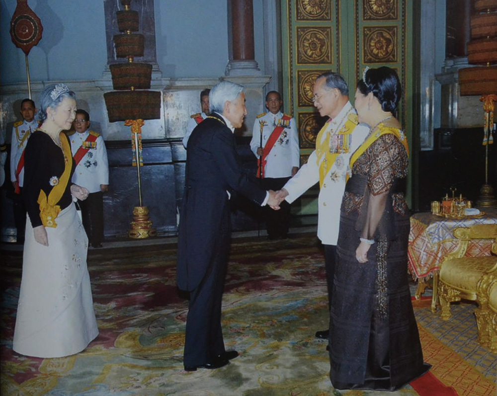 ใต้ร่มบาทราษฎร์ปีติ (พร้อม CD)