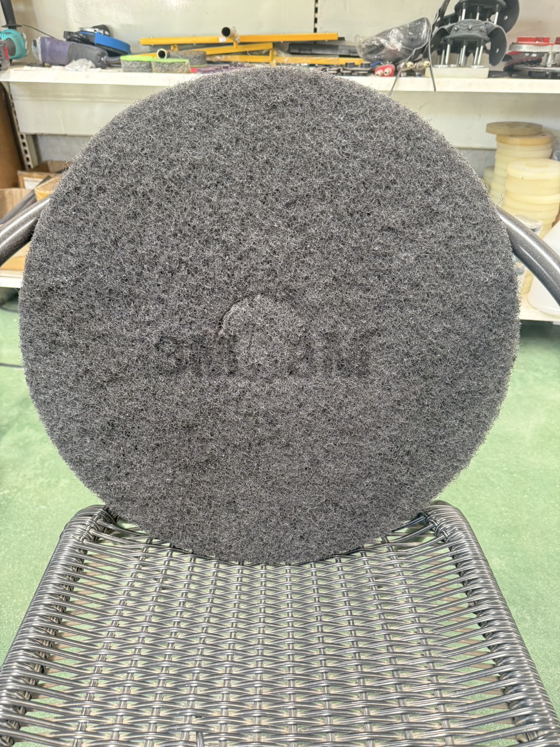 แผ่นขัด สก๊อตไบร์ท 3M ขนาด 18 นิ้ว (ขาว แดง ดำ)