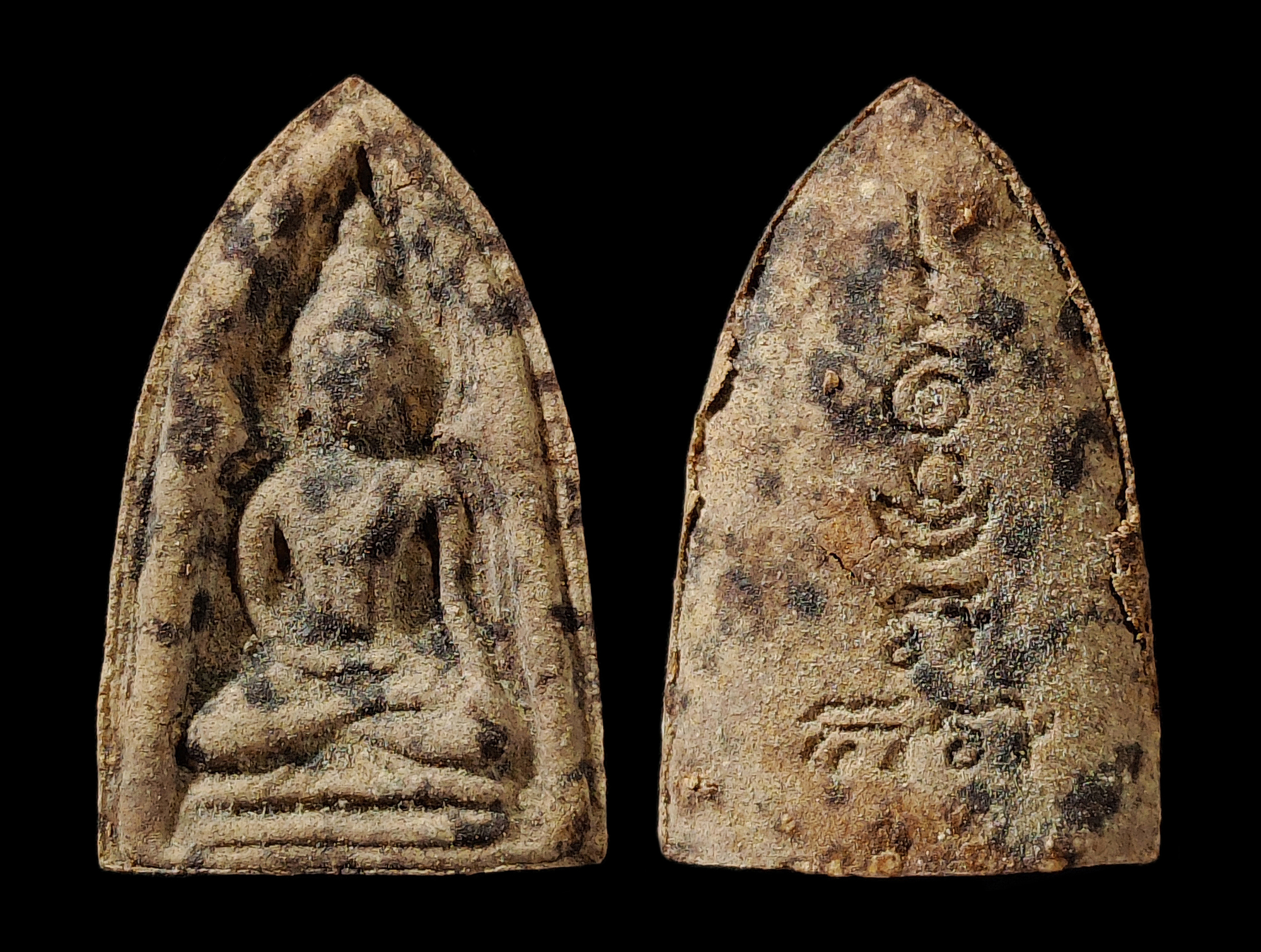 พระนางพญาสดุ้งกลับ เนื้อผงยาวาสนาจินดามณี หลวงปู่เจือ วัดกลางบางแก้ว ที่ระลึกอายุครบ82ปี ปี2550 สภาพสวยพร้อมกล่องเดิมๆ