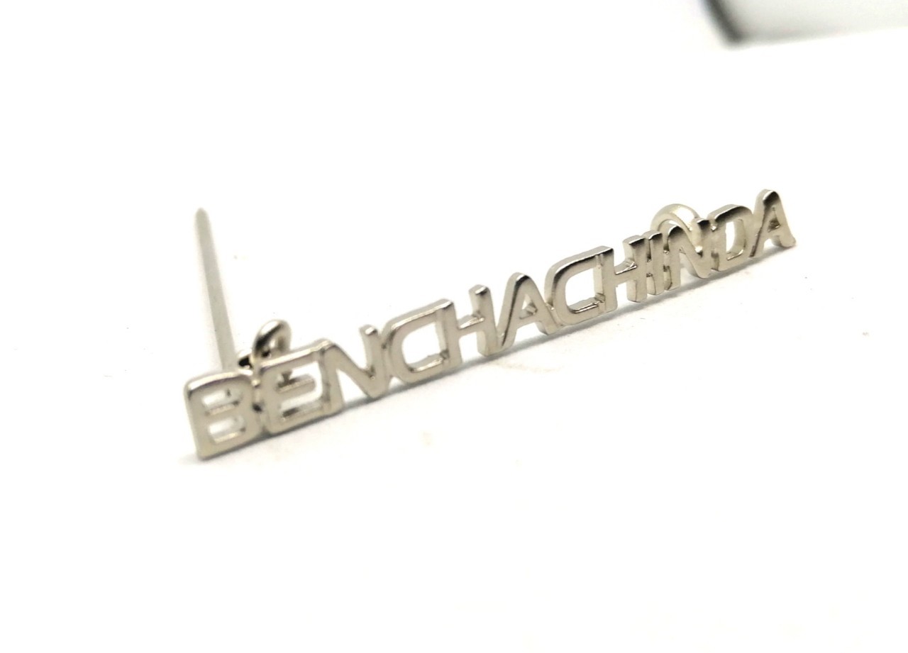 เข็มกลัดฉลุอักษร