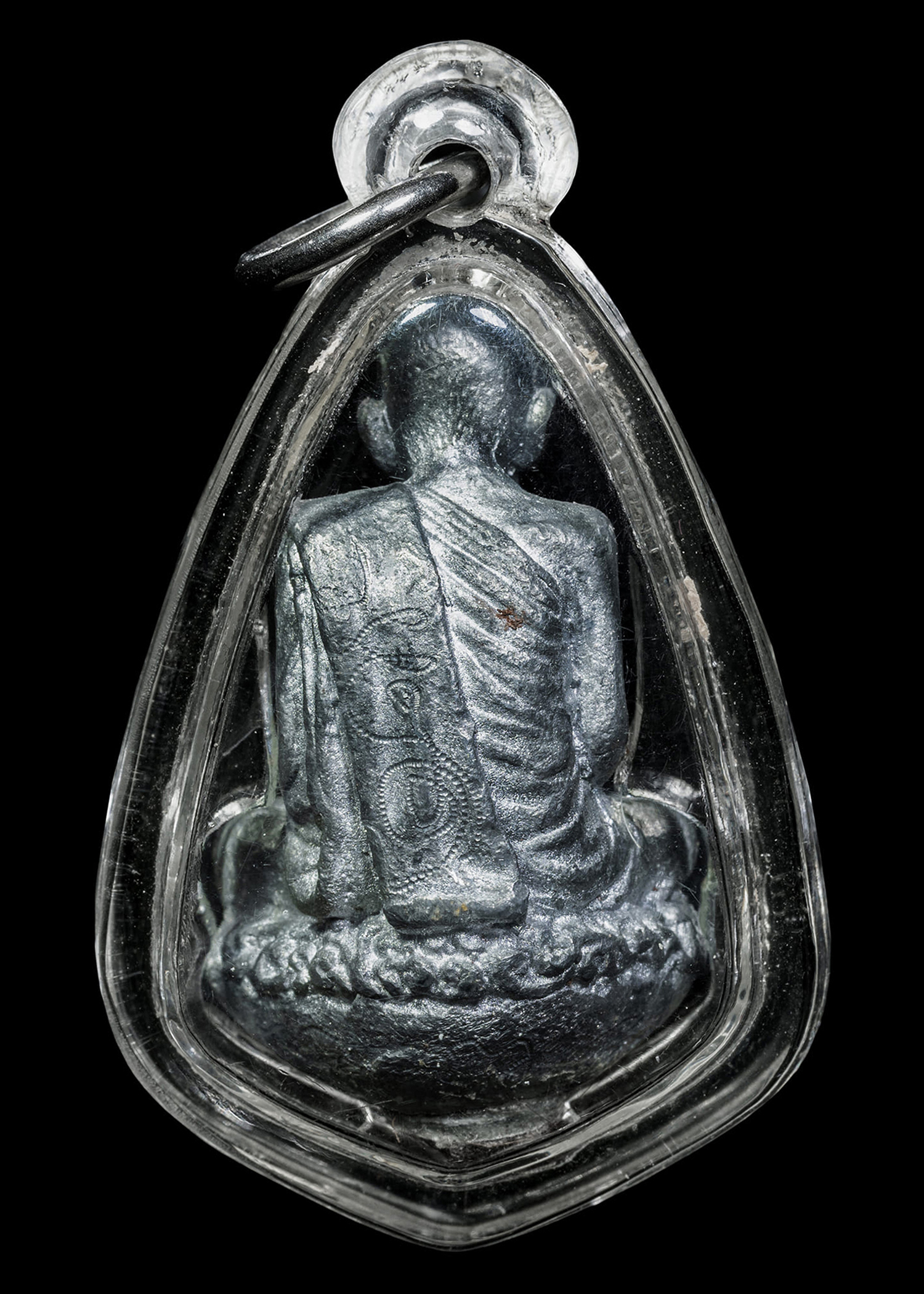 รูปหล่อโบราณรุ่นแรก หลวงปู่กาหลง เขี้ยวแก้ว วัดเขาแหลม สระแก้ว “รุ่นครอบเศียรพระลักษณ์” ปี2549 เนื้อตะกั่วขอมโบราณพันปี ตอกโค๊ตเลข ๙๗๗๕ ก้นอุดผงปถมัง ปิดหนัvเสืo ติดจีวรเส้นเกศา จารยันต์ ปลุกเสกเดี่ยว2ปี พิธีเทวาภิเษก3พิธี เลี่ยมกันน้ำพร้อมใช้