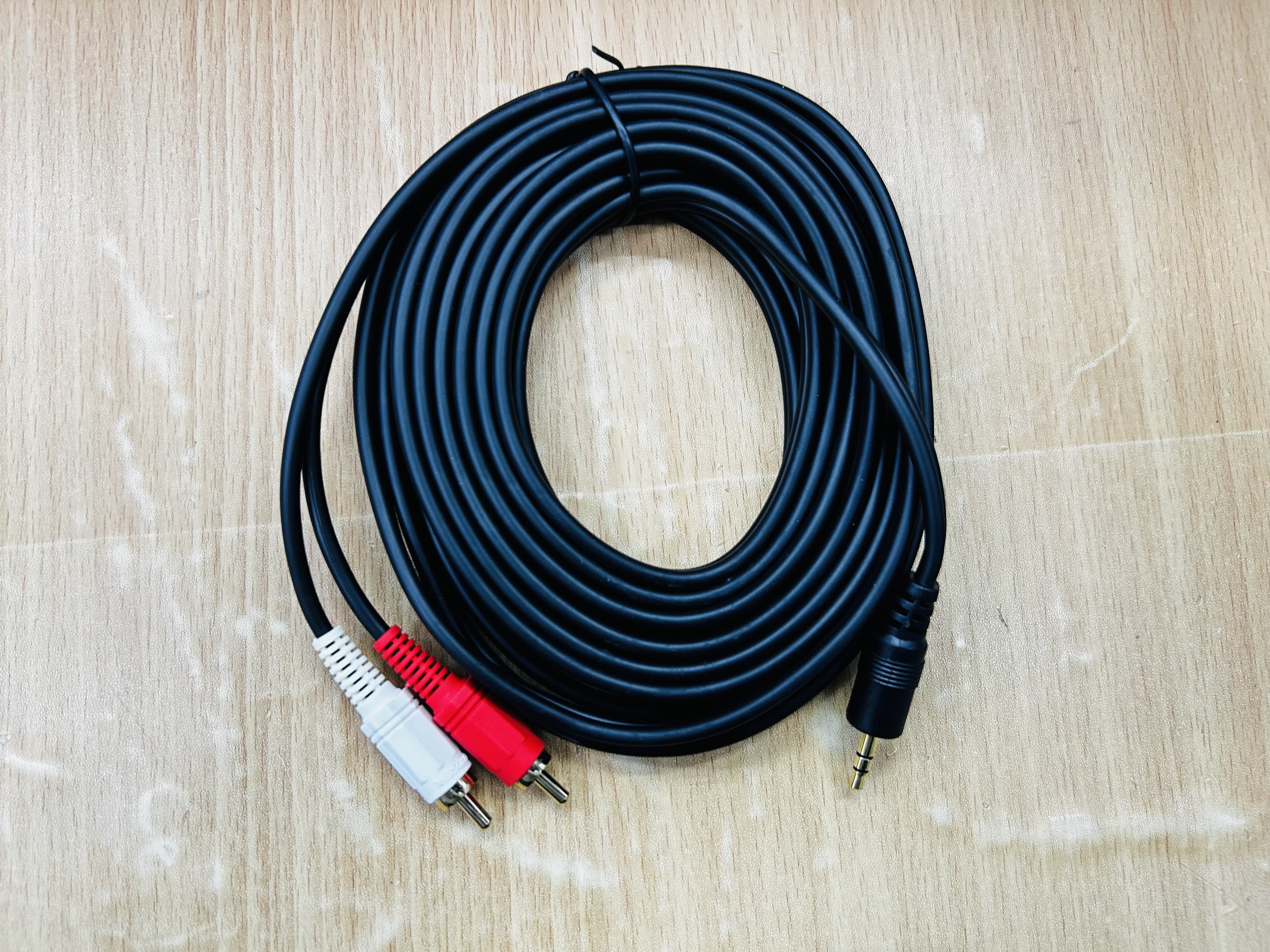 3.5mm Audio plug to 2 RCA cable 5m.