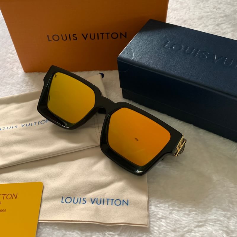 Louis vuitton Millionaire สีตามหา มาไม่เยอะ เกรดพรีเมี่ยม สวยทุกมุม สี : ดำ เลนส์ปรอททอง ขนาด : 61-15-150 มม อุปกรณ์ครบเซทใหญ่ตามแบรนด์ : Full set ✅รับประกันความพอใจ👍🏼 ***ถ่ายจากสินค้าจริง สอบถามเพิ่มเติมได้ที่ http://line.me/ti/p/%