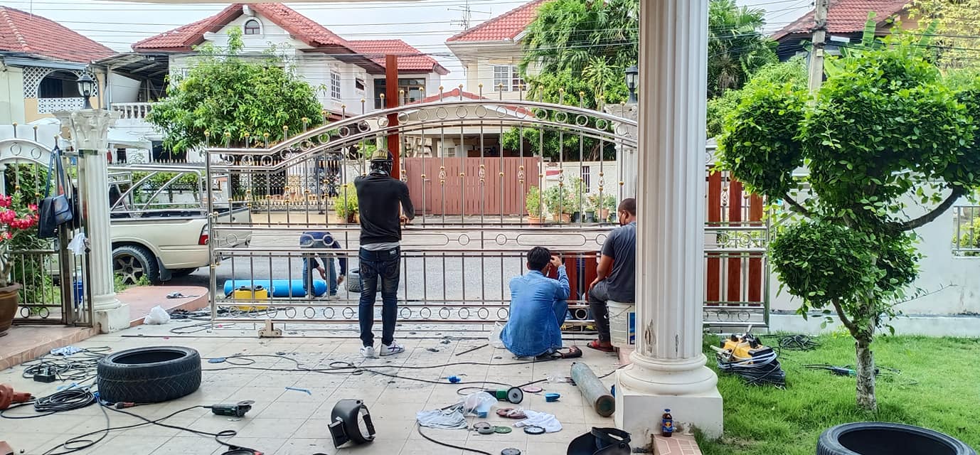 ประตูบานเก่าพร้อมเสริมมิเนียมลายไม้