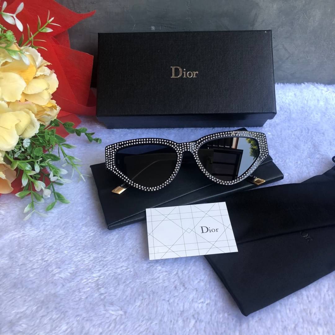🤩DIOR CATSTYLEDIOR1S BUTTERFLY SUNGLASSES WITH CRYSTALS NEW ARRIVAL 2020 แฟชั่นใหม่ เพชรสวยงามมาก งานเกรด Hi end ปั้มโลโก้ทุกจุด เทียบแท้1:1 สี : ขาว, ดำ อุปกรณ์ครบเซทใหญ่ตามแบรนด์ : Full set ✅รับประกันความพอใจ สอบถามเพิ่มเติมได้ที่ http://