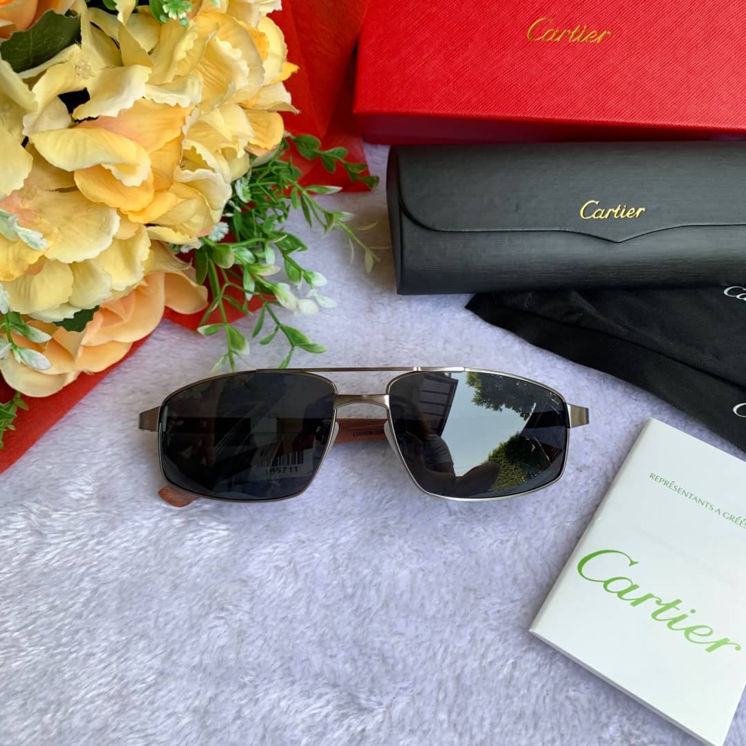 🤩ที่สุดของความคลาสสิค Cartier wood ขาสปริง ไม้แดง(ไม้แท้)ปิดเนื้อเคฟล่าสีดำด้านนอก กรอบโลหะ GUN METAL เลเซอร์บนเนื้อเลนส์ทั้ง 2 ข้าง ขายิงน๊อตแน่น เลนส์ดำ uv protect400 งานพรีเมี่ยม ขึ้นห้าง ติดบาร์โค้ทที่ขา Sz. 60-18-130 mm อุปกรณ์ครบเซทใหญ่ตามแบ