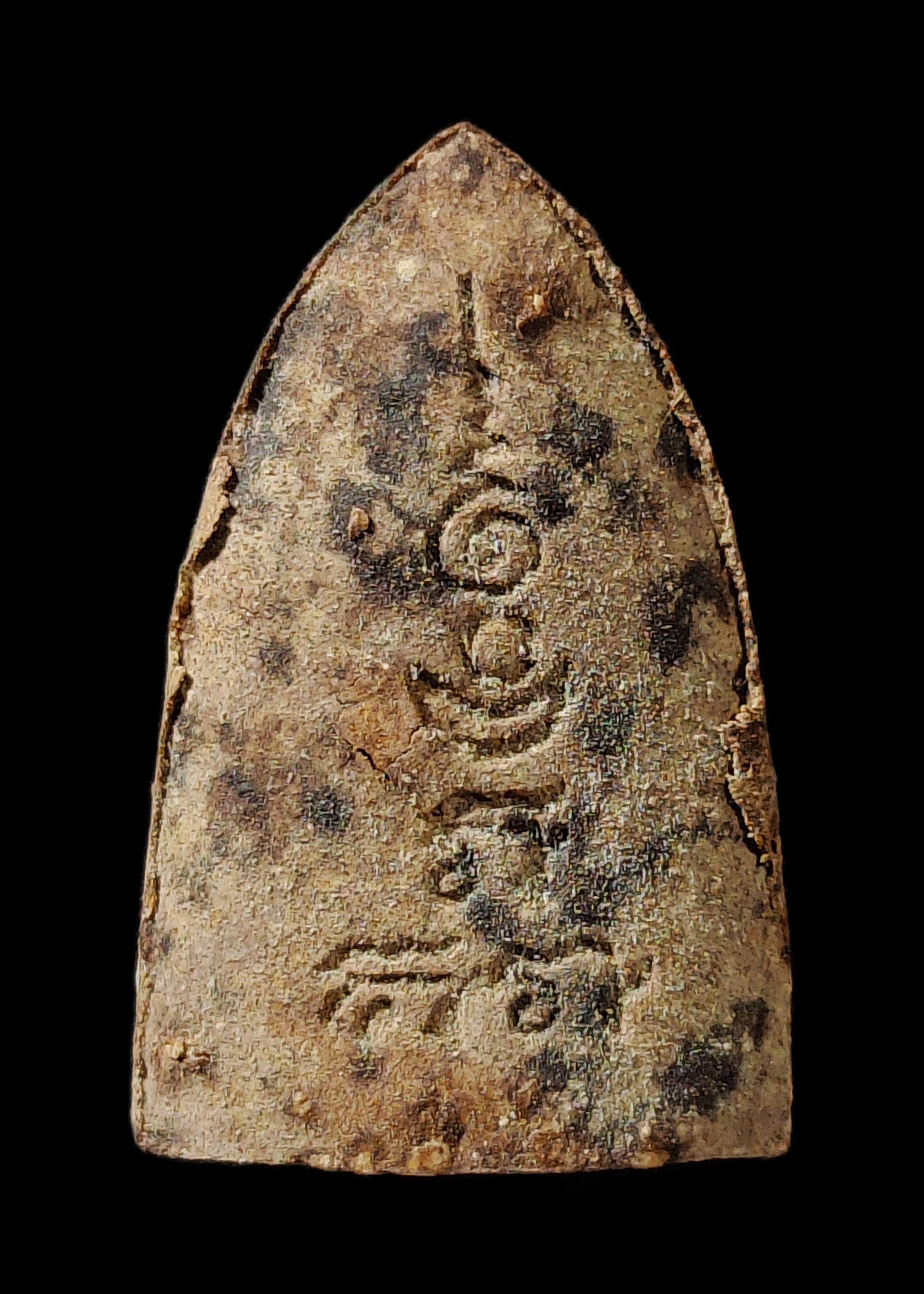 พระนางพญาสดุ้งกลับ เนื้อผงยาวาสนาจินดามณี หลวงปู่เจือ วัดกลางบางแก้ว ที่ระลึกอายุครบ82ปี ปี2550 สภาพสวยพร้อมกล่องเดิมๆ