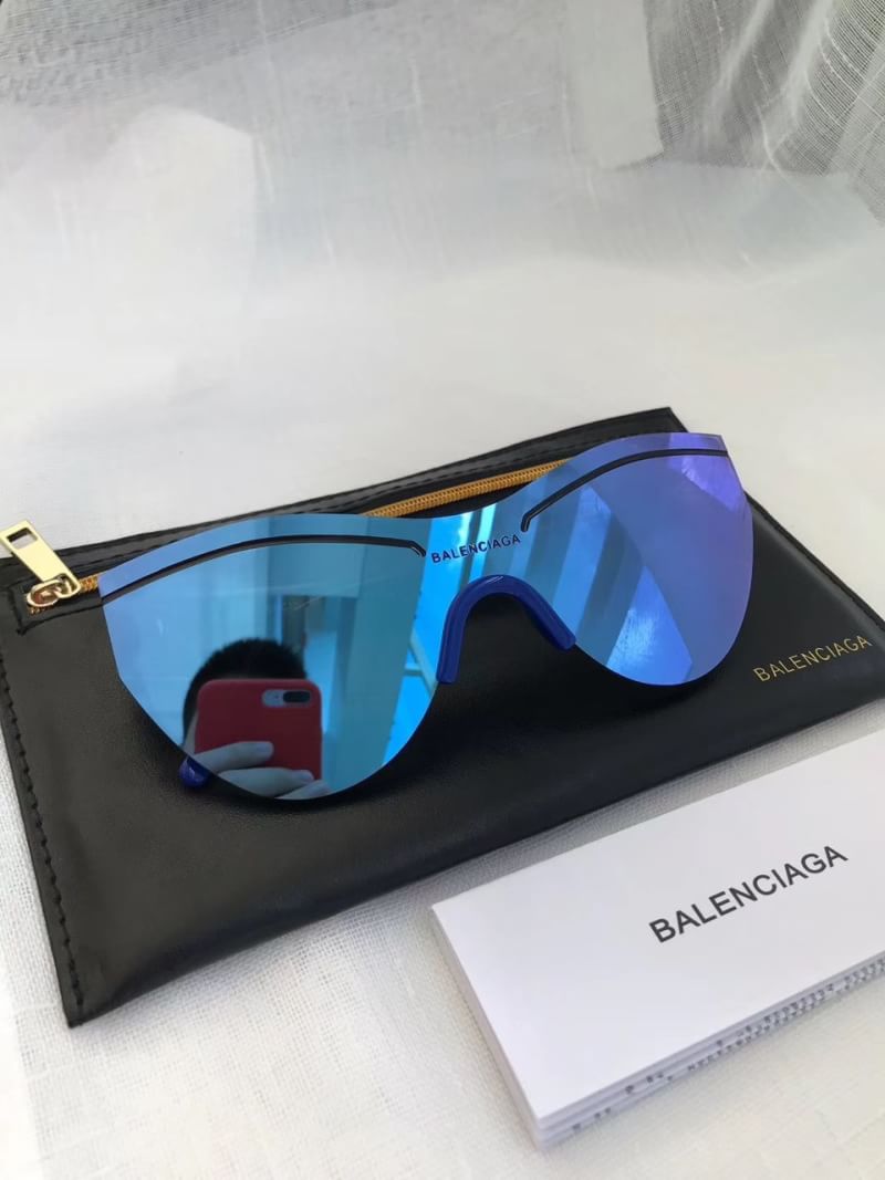 #olsbalenciagaglasses 📣ด่วนจ้าา...ด่วนๆๆๆมาก พร้อมส่งเลย NEW!!! BALENCIAGA แบบแม่ชม ล่าสุดเลย🛍 พร้อมส่งมาไม่เยอะ Color : blue Size : 99-10-145mm Full set ตามภาพเลย ราคา 1900 บาท ***ถ่ายจากสินค้าจริง เกรดออริ สอบถามเพิ่มเติมได้ที่ http://li