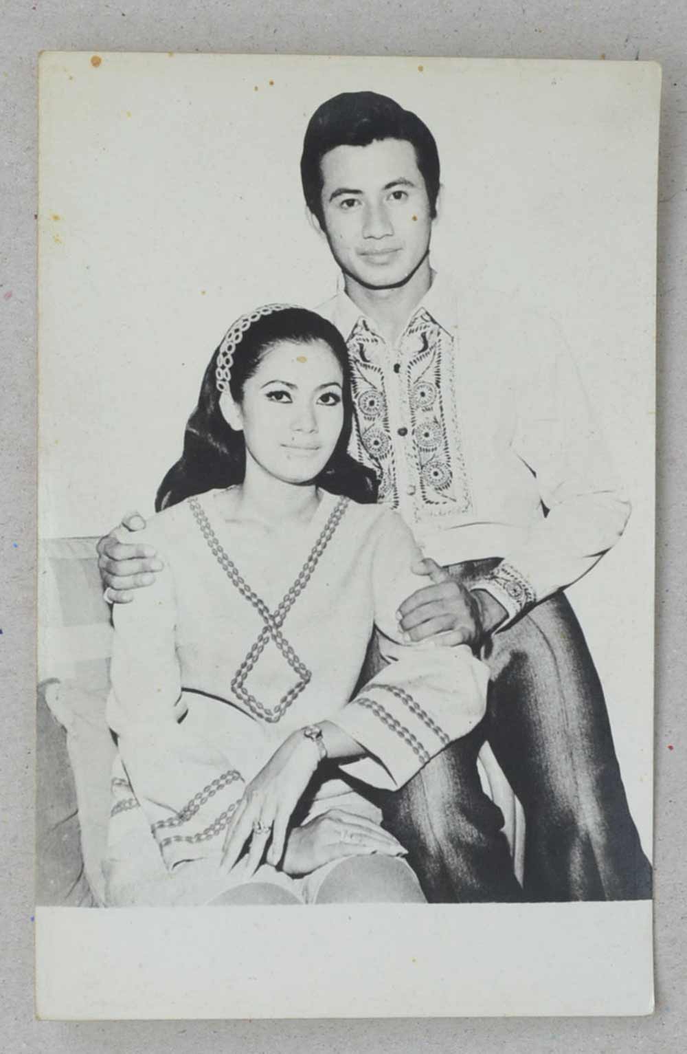 รูปถ่ายขาวดำ สมบัติ เมทะนี กับ อรัญญา นามวงษ์