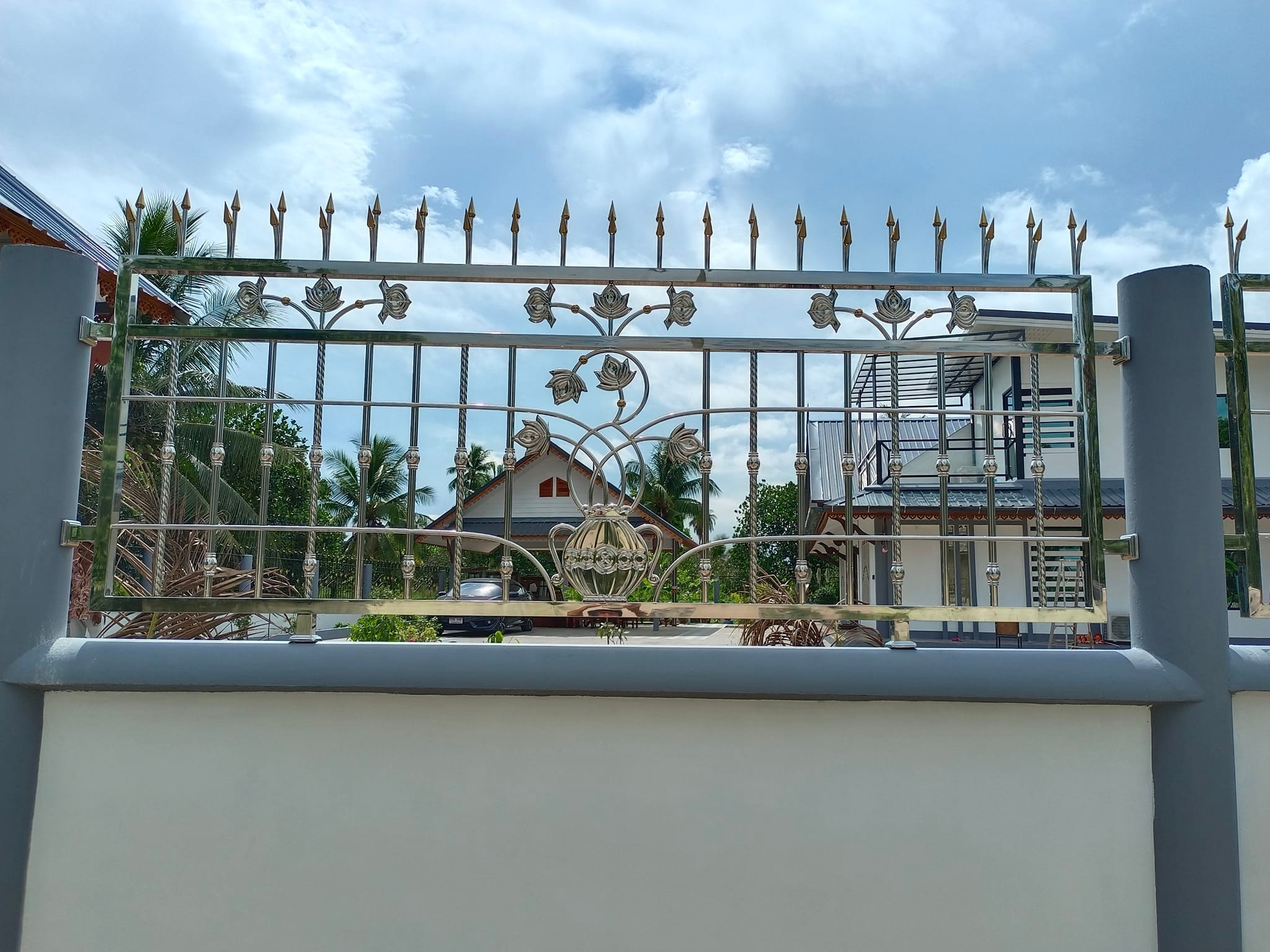 เสร็จเรียบร้อยพร้อมส่งงานประตูรั้วสแตนเลสบานเลื่อนโค้งสวยๆงามๆตามใจเจ้าของบ้าน ขอบคุณที่สำรองจองคิวตั้งแต่ยังไม่ทำรั้วครับ ที่บางแสน ชลบุรี