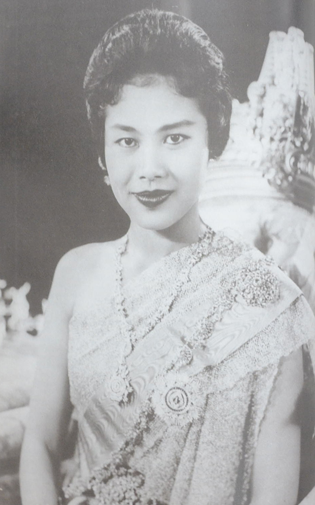 จุฬาลงกรณราชสันตติวงศ์ พระบรมราชวงศ์แห่งประเทศไทย (ภาษาไทย-อังกฤษ / พร้อมกล่อง)