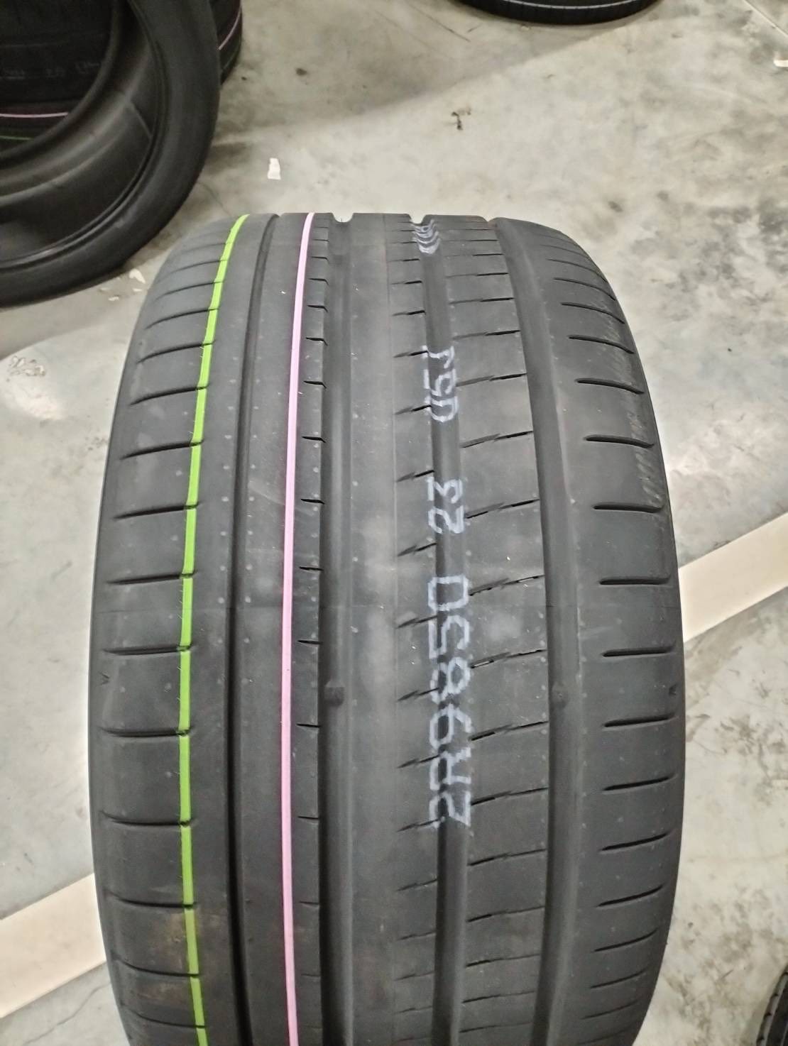ยาง YOKOHAMA ADVAN SPORT V107 ขนาด 275/35-22ราคาพิเศษ สั่งได้