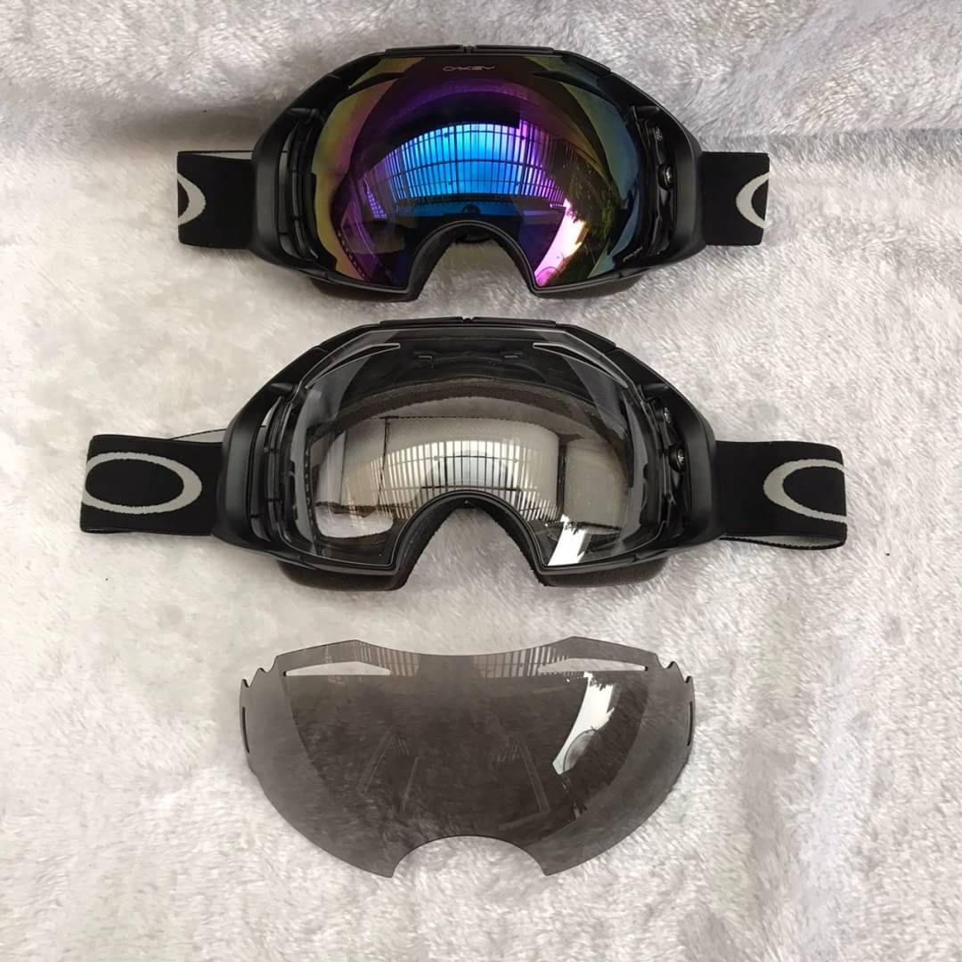 #olsoakleyglasses Oakley airbreak snow หิมะนี้ฉันต้องมี!!!!!!!!! 🤩แว่นสกี 2 เลนส์ มีเลนส์หลักเป็นโพราไรซ์ และแถมเลนส์ดำใส สำหรับใส่กลางคืนให้อีก 1 เลนส์ ราคา 1600 บาท อุปกรณ์ครบเซทใหญ่ตามแบรนด์ : Full set ✅รับประกันความพอใจ👍🏼