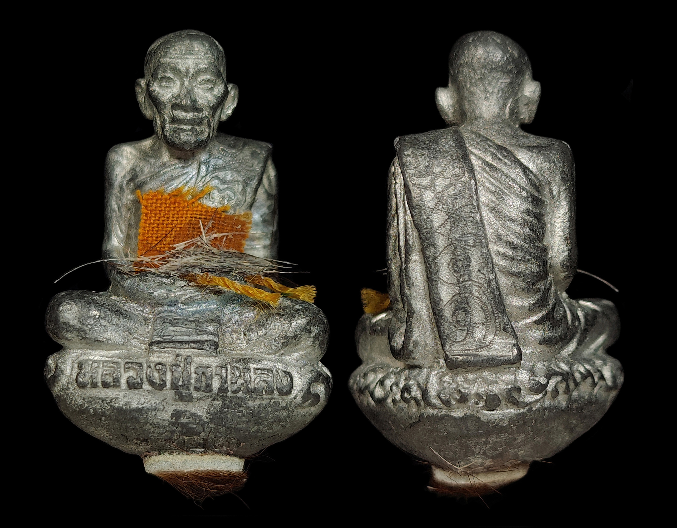 รูปหล่อโบราณรุ่นแรก หลวงปู่กาหลง เขี้ยวแก้ว วัดเขาแหลม สระแก้ว “รุ่นครอบเศียรพระลักษณ์” ปี2549 เนื้อตะกั่วขอมโบราณพันปี ตอกโค๊ตเลข ๒๔๒๓ ก้นอุดผงปถมัง ปิดหนัvเสืo ติดจีวรเส้นเกศา จารยันต์ ปลุกเสกเดี่ยว2ปี พิธีเทวาภิเษก3พิธี พร้อมกล่องเดิมๆ