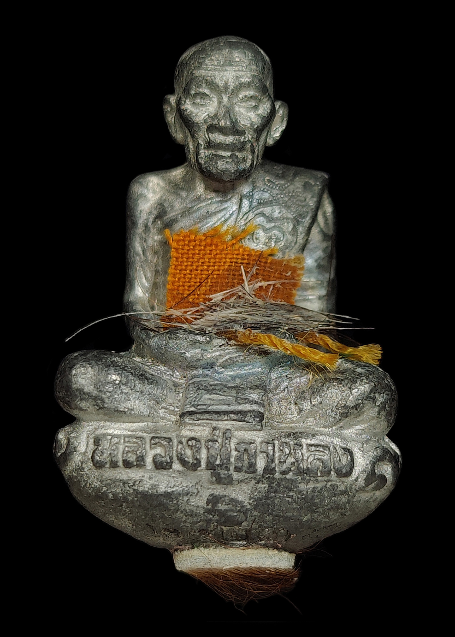 รูปหล่อโบราณรุ่นแรก หลวงปู่กาหลง เขี้ยวแก้ว วัดเขาแหลม สระแก้ว “รุ่นครอบเศียรพระลักษณ์” ปี2549 เนื้อตะกั่วขอมโบราณพันปี ตอกโค๊ตเลข ๒๔๒๓ ก้นอุดผงปถมัง ปิดหนัvเสืo ติดจีวรเส้นเกศา จารยันต์ ปลุกเสกเดี่ยว2ปี พิธีเทวาภิเษก3พิธี พร้อมกล่องเดิมๆ