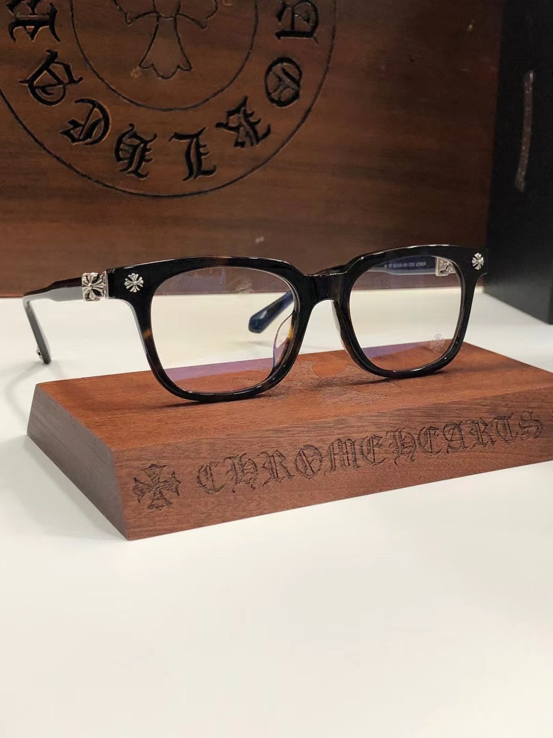 (o)(n) (s)(t)(o)(c)(k) พร้อมส่ง กรอบแว่น chrome hearts ที่รอคอย แบบปังๆ สวยหรู ดูแพง งานมีสไตร์ ใส่ได้ทั้ง ญ/ช ค่ะ ⭐️⭐️⭐️⭐️model : COX UCKER ⭐️⭐️⭐️SIZE : 52-20-150 mm Color : black Full set 1880.- 📞Contact us 🆔 http://line.me/ti/p/%40kwi10