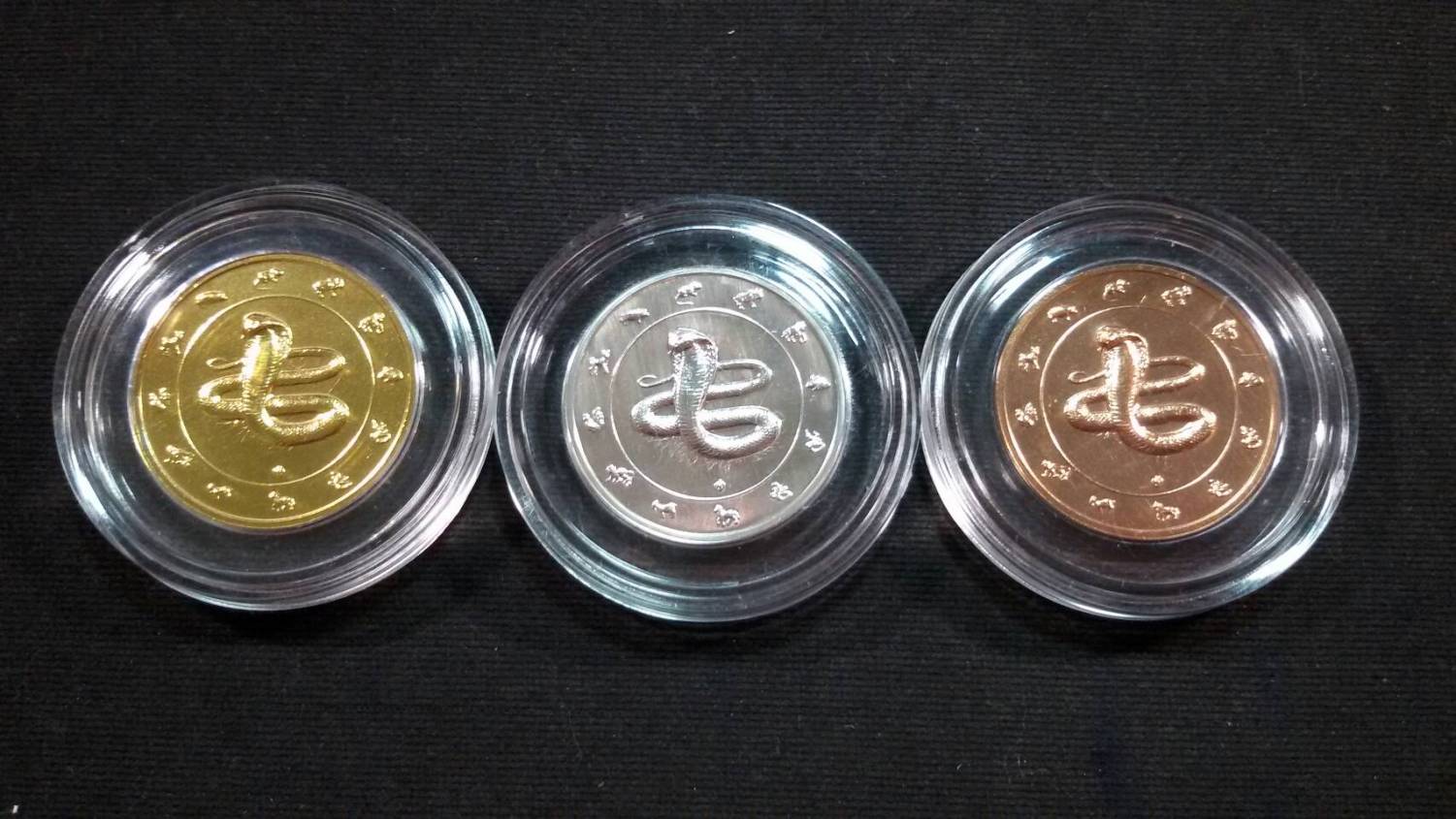 เหรียญปฎิทิน ปีมะเส็ง พศ.2556 ชุด 3 เหรียญ ทอง เงิน นาค