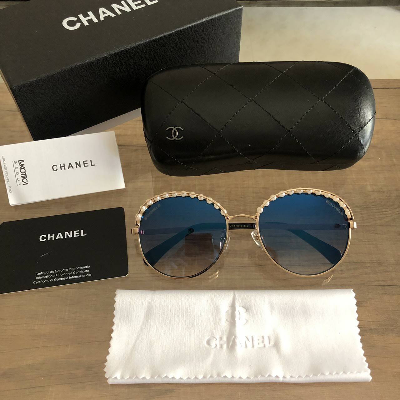 Chanel Round sunglasses แต่งมุขครึ่งกรอบ ทรงกลม งานน่ารัก งานเกรด Hi end ปั้มโลโก้ทุกจุด เทียบแท้1:1 ราคา 1,900฿ อุปกรณ์ครบเซทใหญ่ตามแบรนด์ : Full set ✅รับประกันความพอใจ👍🏼 ***ถ่ายจากสินค้าจริง เกรด Hi end เท่านั้น สอบถามเพิ่มเติมได้