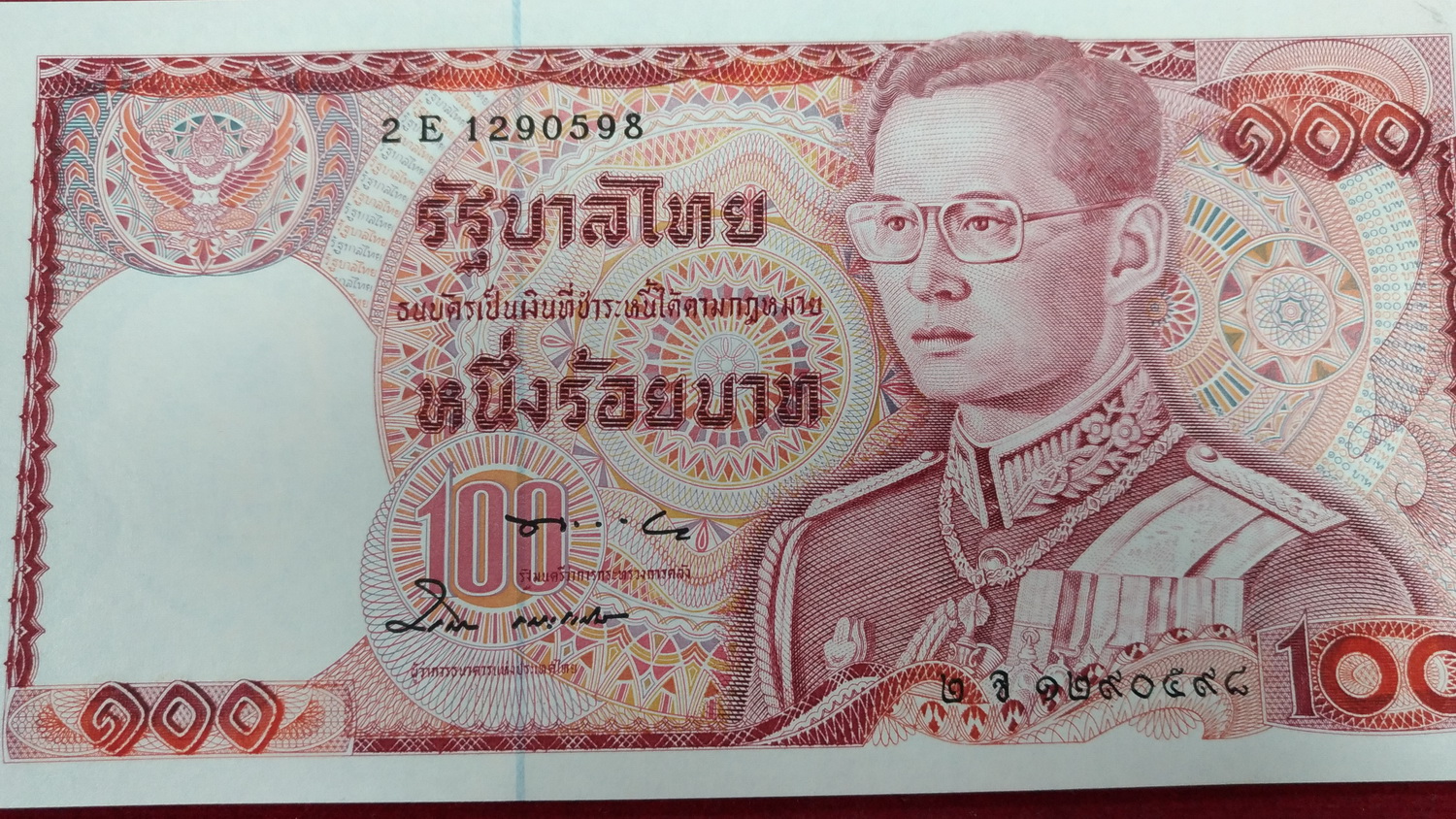 ธนบัตรแบบ12 100 บาทรุ่น2เลข1290598UNC หลังช้างแดง หายาก
