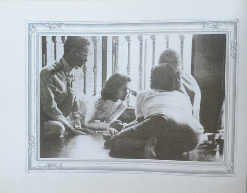 สมุดภาพ สรรเสริญพระบารมี (ภาษาไทย-อังกฤษ / พร้อมแผ่น CD)