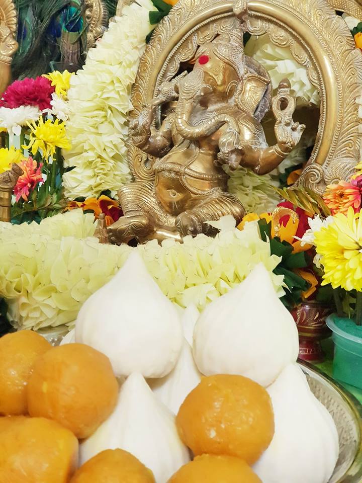 ชุด มหานวบูชา 99 ลูก - (โมทกะเศรษญี 49 ลูก, โมติคูร์ลาดู 50 ลูก ใบพลู เทียน และ ผงเจิม)