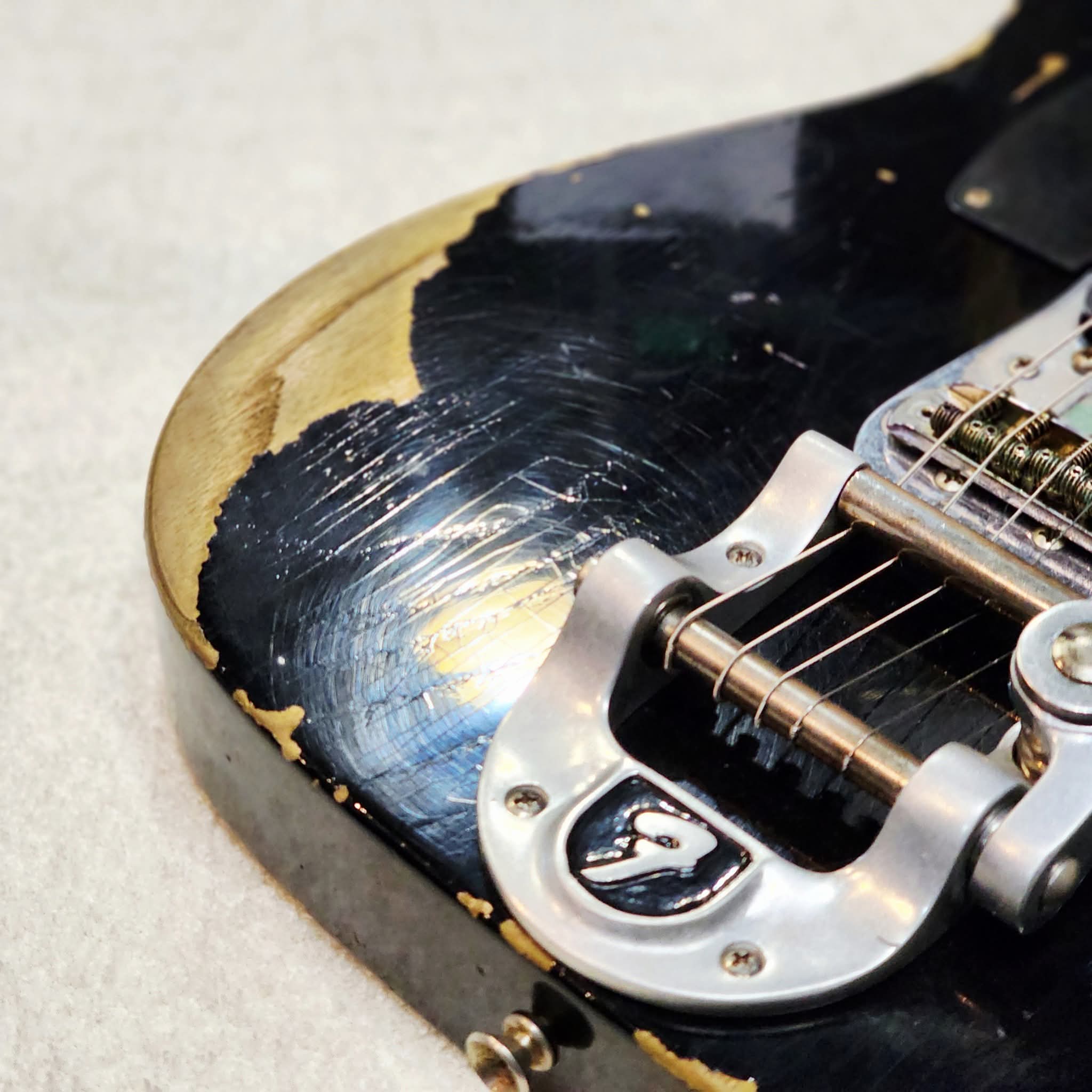 (USED) FENDER Custom Shop Limited Edition '50s Vibra Telecaster Heavy Relic - Aged Black Serial # CZ541777