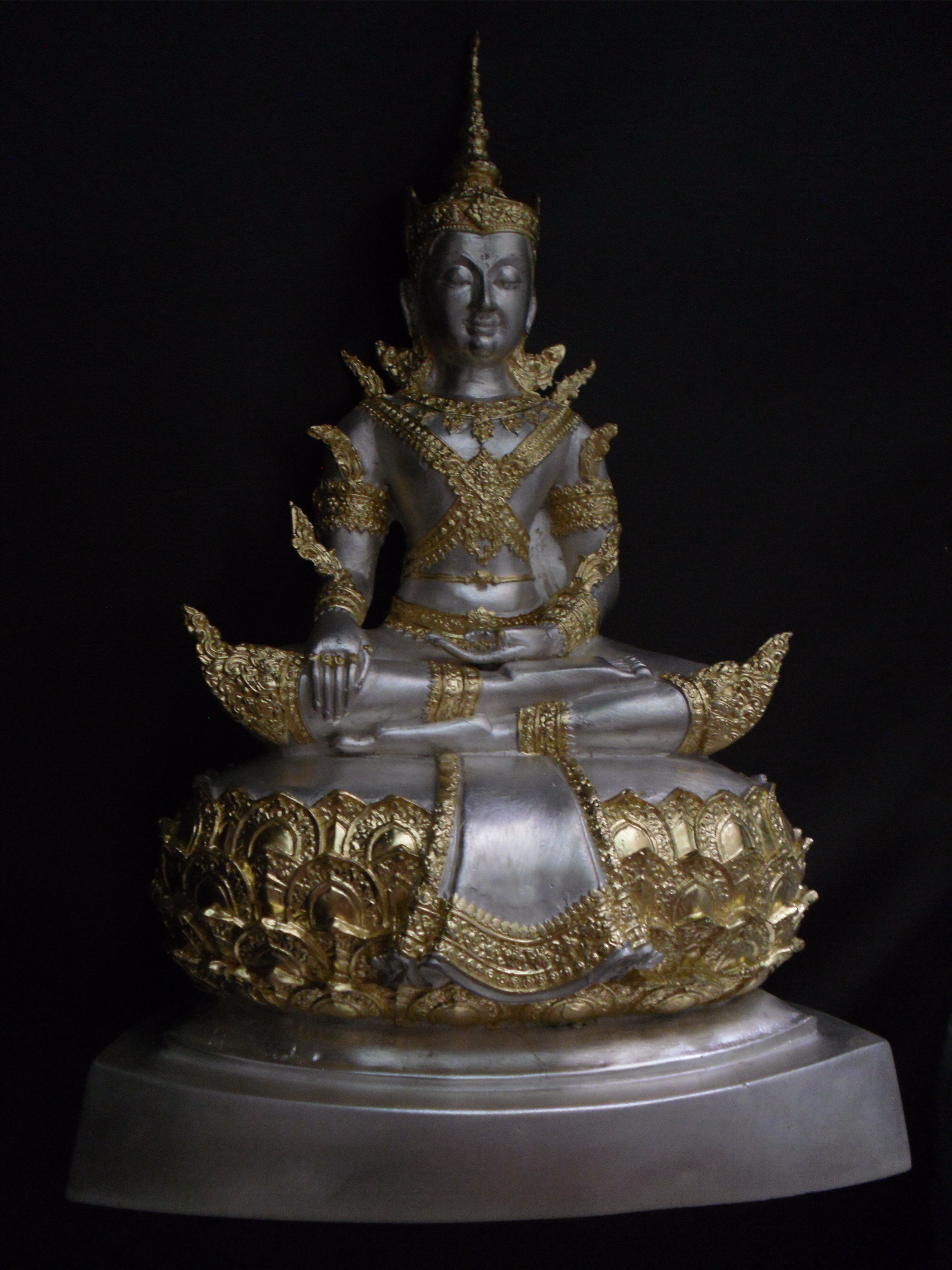 พระบูชาทรงเครื่อง หน้าตัก 5 นิ้ว (รวมเครื่องทรง 6 นิ้ว) ผิวเงินขัดเงา ปิดทองคำแท้