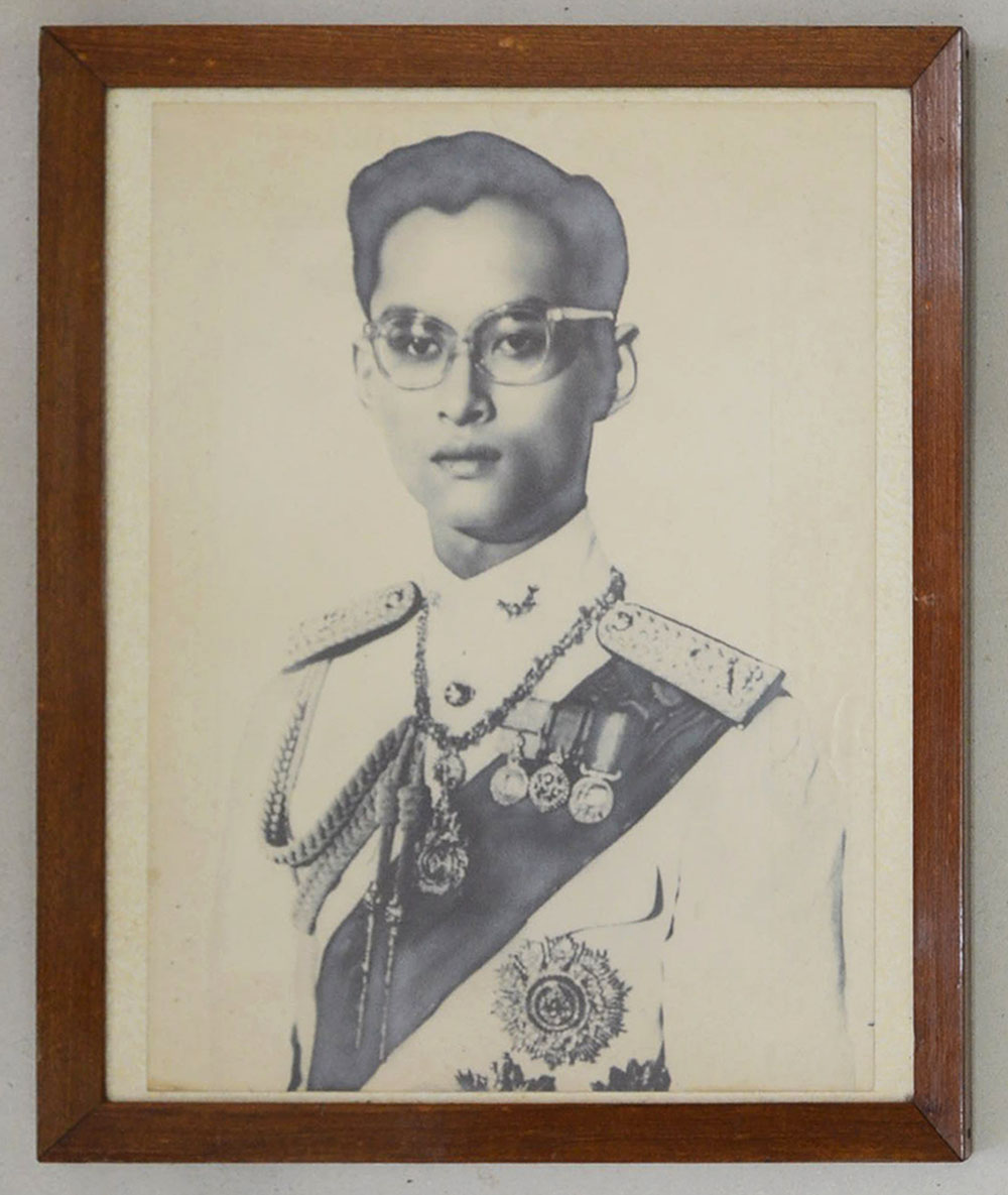 พระบรมฉายาลักษณ์พระบาทสมเด็จพระมหาภูมิพลอดุลยเดชมหาราช บรมนาถบพิตร (พร้อมกรอบ)