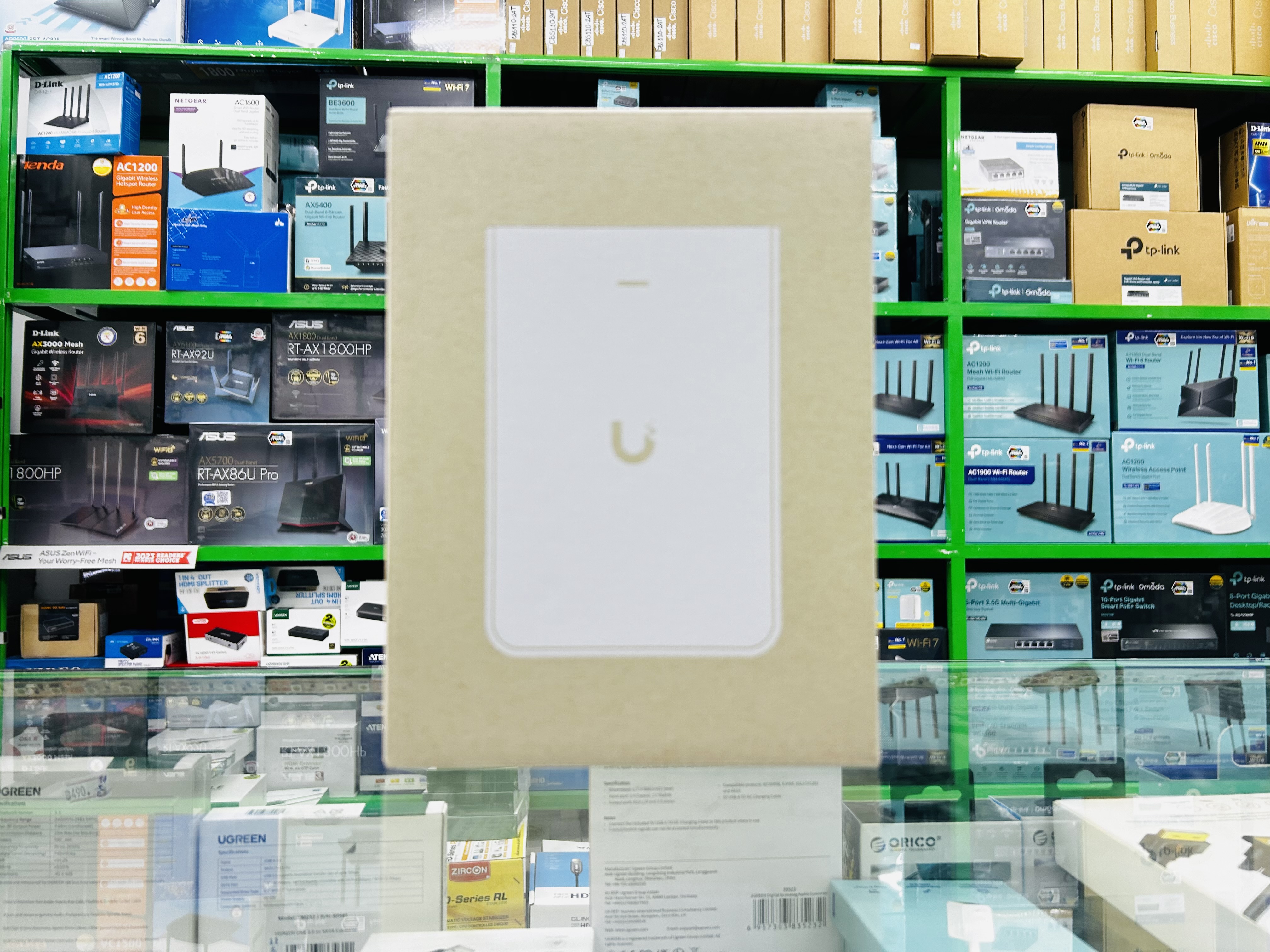 Ubiquiti U7 Pro Wall WiFi 7 AP In-Wall WiFi 7 AP with 6Tri-Radio 2.4,5,6GHz, WiFi 6/6E, WiFi 7 802.11a/b/g/n/ac/ax/be Indoor Access Point Speed 10.7 Gbps, 1/2.5 GbE RJ-45 Port POE+, 802.3af PoE Support (PoE Not Included)