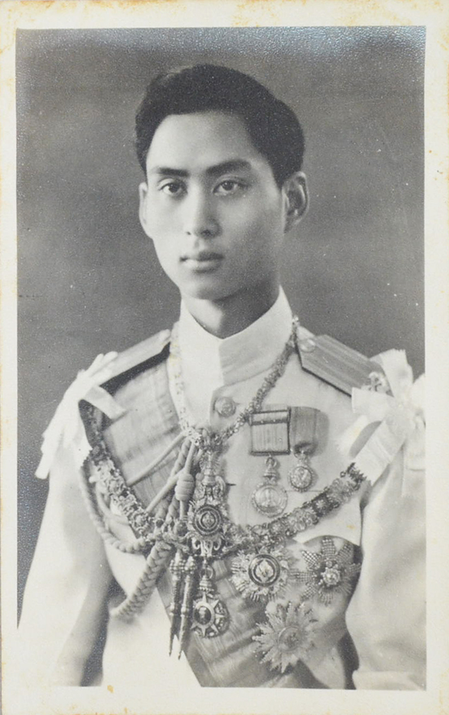 พระบรมฉายาลักษณ์ พระบาทสมเด็จพระปรเมนทรมหาอานันทมหิดล พระอัฐมรามาธิบดินทร รัชกาลที่ 8