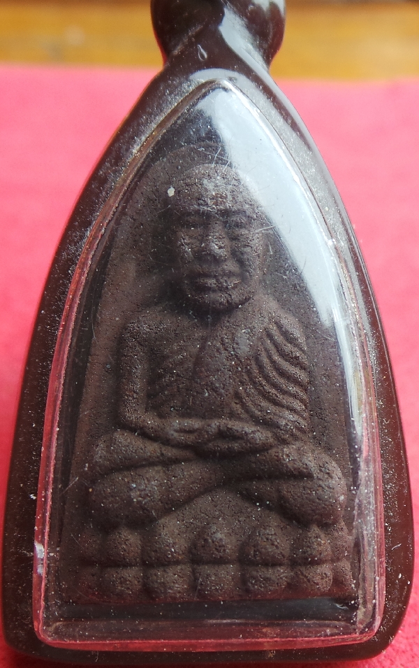 หลวงปู่ทวดเนื้อผงรุ่นเหล็กน้ำพี้หลังฝังไหลดำพระมรดก