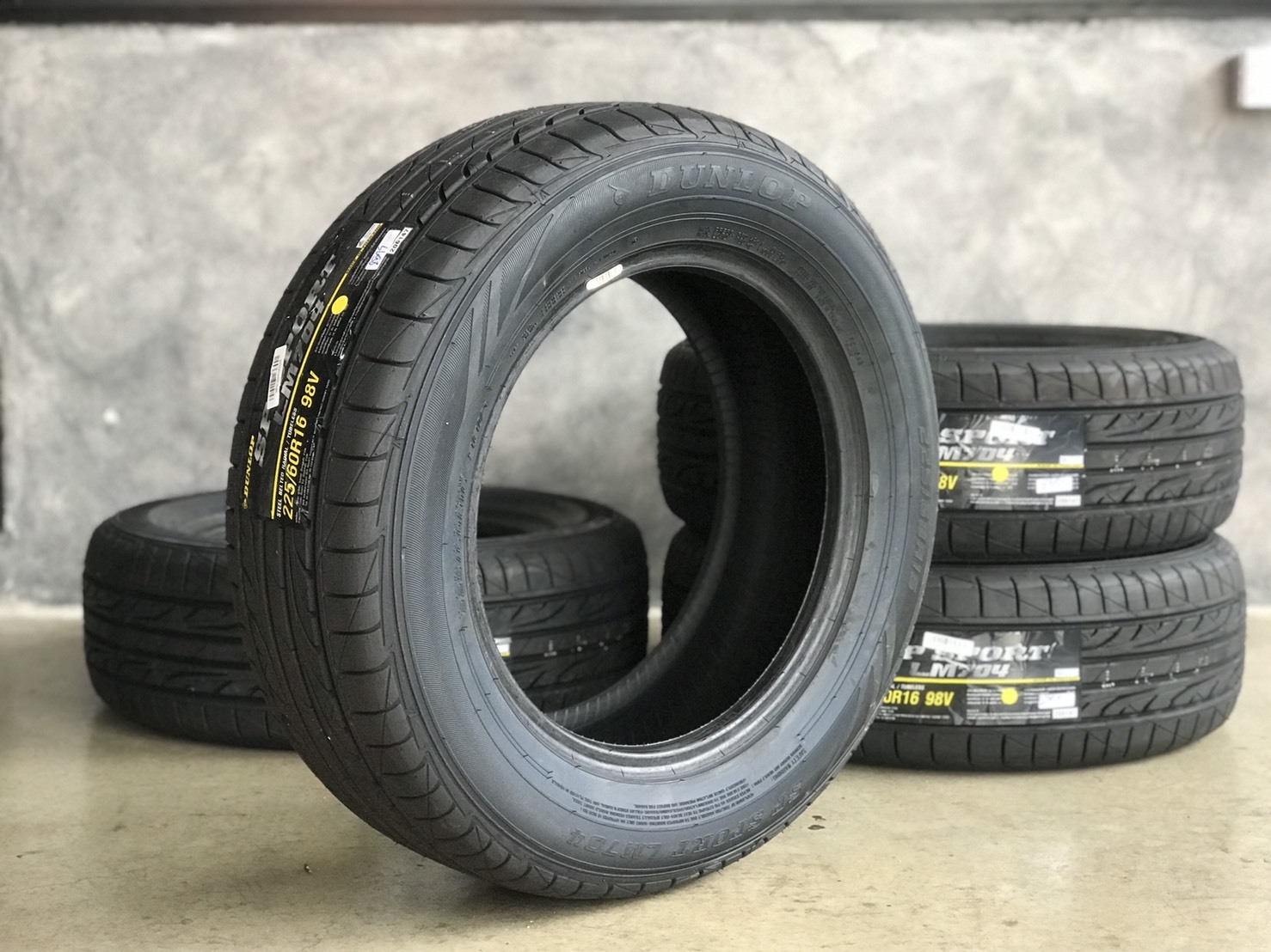 DUNLOP LM704 225/60R16 ยางใหม่