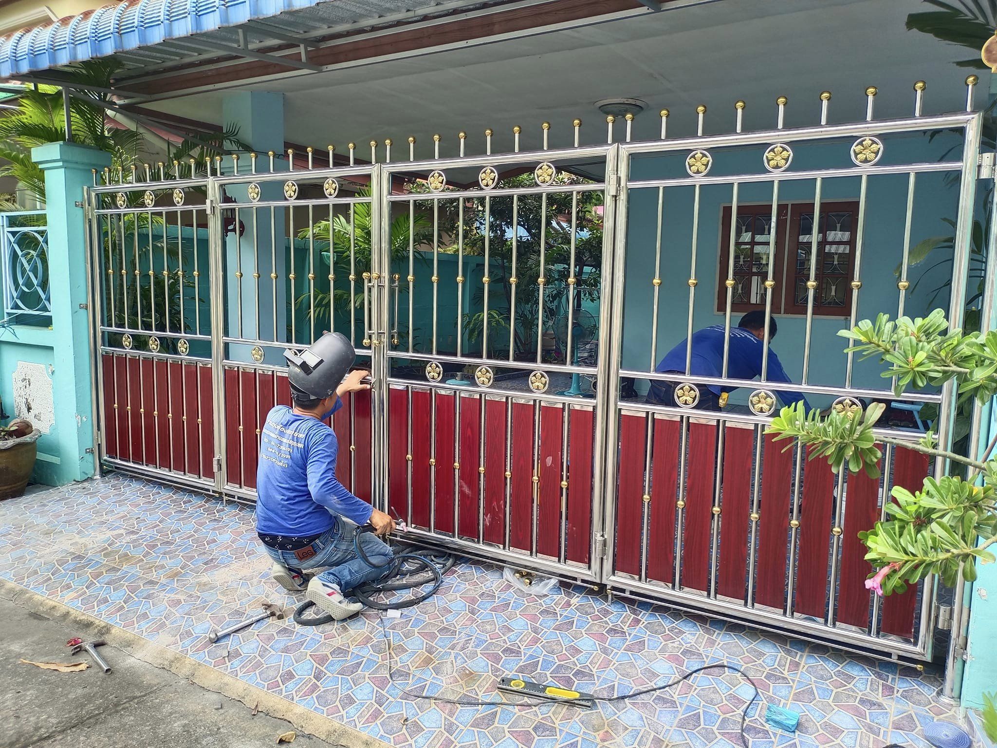 ส่งงานประตูสแตนเลสบานพับ หน้างาน ม.พนาสนธิ์4 นิมิตใหม่ ขอบคุณที่เรียกใช้บริการครับ