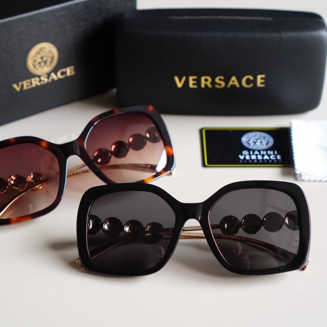 #olsversaceglasses ♥️กันแดด VERSACE ความหรูหรามาใหม่ ♥️ งานเกรด Hi end ปั้มโลโก้ทุกจุด เทียบแท้1:1 Sz.53-20-140 mm Col. ดำทอง, กระทอง อุปกรณ์ครบเซทใหญ่ตามแบรนด์ : Full set ราคา 1600 บาท ✅รับประกันความพอใจ👍🏼 ***ถ่ายจากส