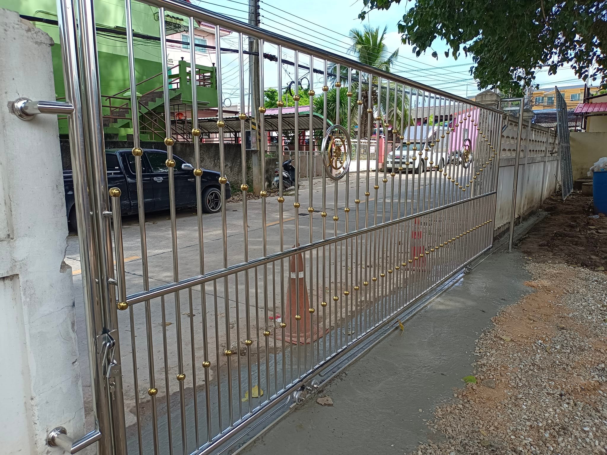 ติดตั้งประตูสแตนเลสถวายวัดไร่กล้วย อ.ศรีราชา จ.ชลบุรี 