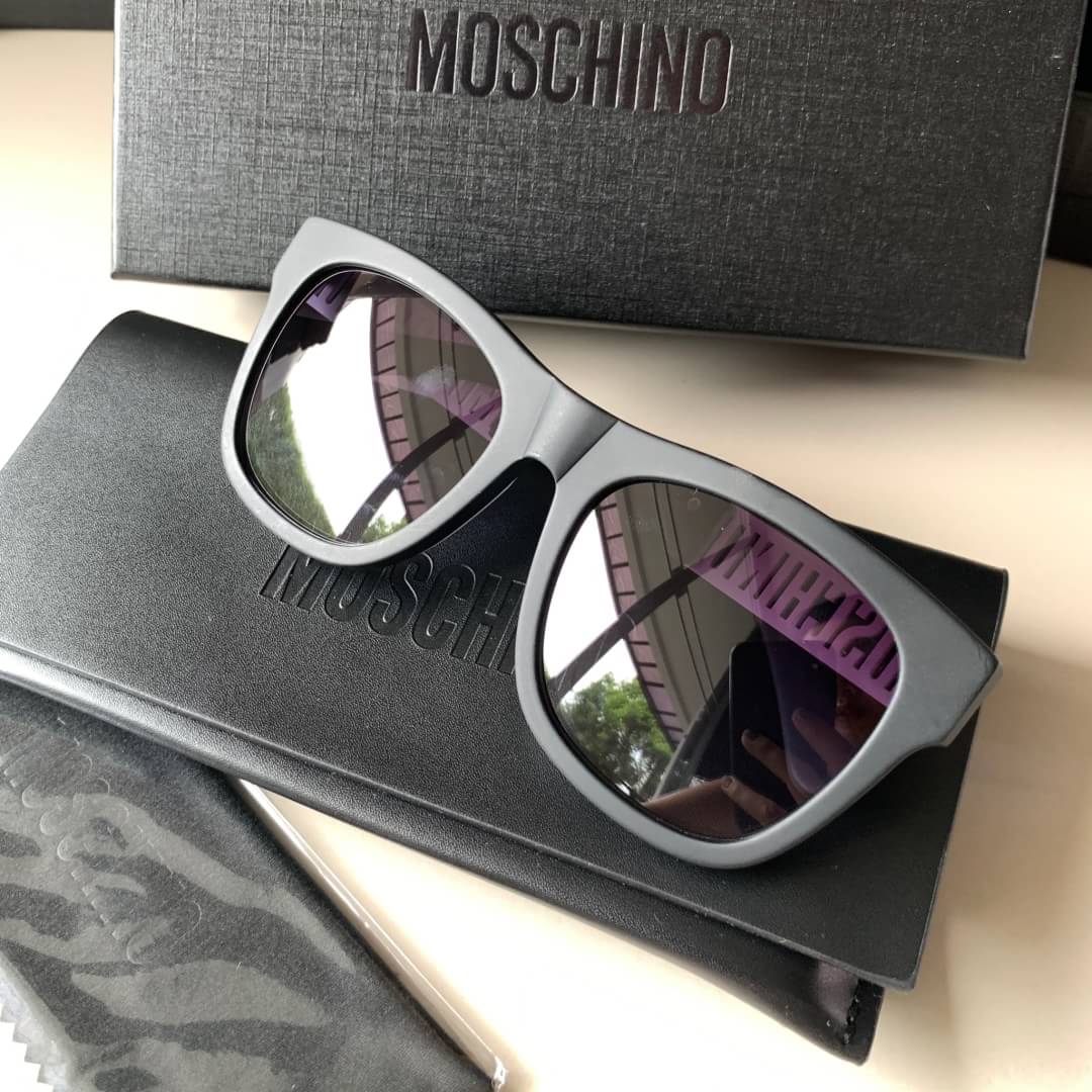 #olsmoschinoglasses MOSCHINO 😍แบรนด์เท่ห์ๆแนวเพลบอย งานขาฉะลุ สวยมาก ใส่ได้ทั้ง ญ/ช เป็นแว่นที่ไม่เกลื่อน นานๆจะจัดมาให้เท่ห์กันครับ Sz. 54-20-148 mm Col. Black logo gold ราคา 1900 บาท อุปกรณ์ครบเซทใหญ่ตามแบรนด์ : Full set ✅รับประกันความพอใ