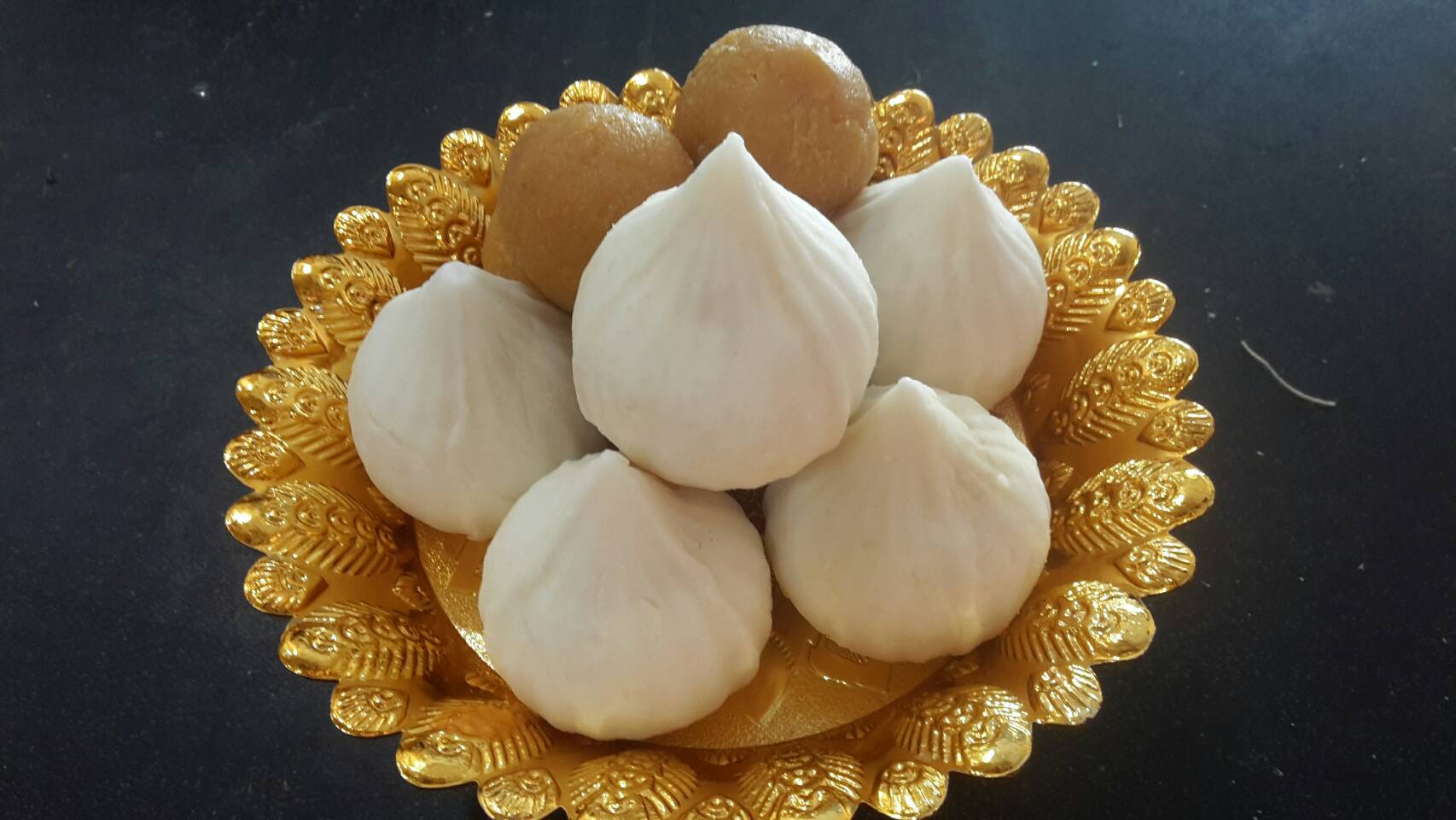 ชุด มหานวบูชา 99 ลูก - (โมทกะเศรษญี 49 ลูก, โมติคูร์ลาดู 50 ลูก ใบพลู เทียน และ ผงเจิม)