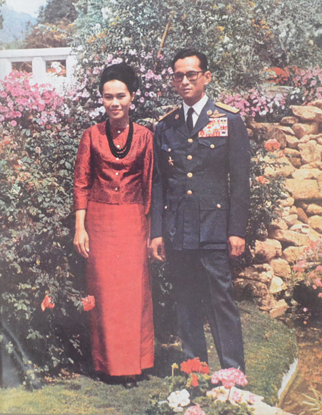 ประมวลพระบรมฉายาลักษณ์ พระราชกรณียกิจ และพระราชจริยาวัตร พุทธศักราช 2512 (ภาษาไทย-อังกฤษ)