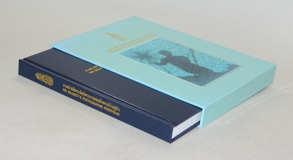 ภาพถ่ายฝีพระหัตถ์พระบาทสมเด็จพระเจ้าอยู่หัว (ภาษาไทย-อังกฤษ / พร้อมกล่อง)