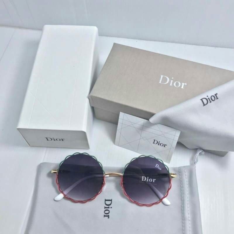 💎 สินค้าพร้อมส่ง💎 แว่นตากันแดด Dior เกรด Mirror 1:1 งานสวยเลนส์ใส่สบายตา งานปั๊มทุกจุด ตัวเลนส์มีสกรีนโลโก้และโลโก้ตรงตามรุ่น สี/เลนส์ ตามภาพ สินค้าส่งพร้อมกล่องแบรนด์ 👉🏻 ราคา 1980฿ **ส่งฟรี ems** สอบถามเพิ่มเติมได้ที่ http