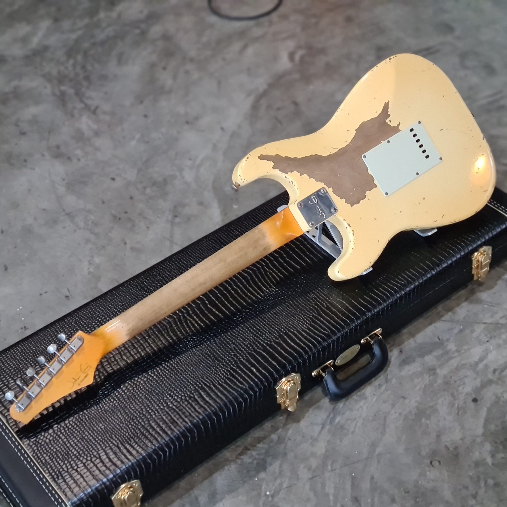 (BRAND NEW) JOHN CRUZ CUSTOM GUITARS - CROSSVILLE ST , VINTAGE WHITE "BATTLE AXE" #JC01010622 (2022)