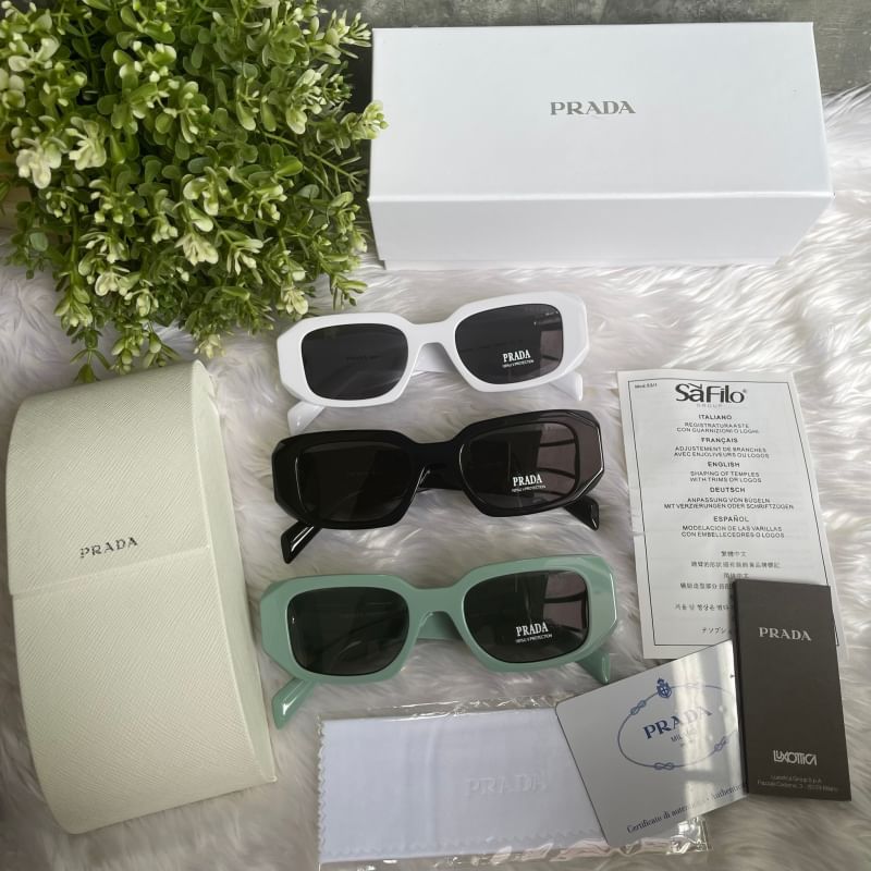 Prada PR17WS 🎉🎉งานพรีเมี่ยม ตีเลขซีเรียลนัมเบอร์ทุกตัวค่ะ สีสวย สับมาก!!!! ทรงไม่ติดแก้ม🌟🌟🌟 ⭐️Hight Quality PREMIUM GADE 1:1 ⭐️Size : 49-20-145 mm ⭐️Color : ดำ, ขาว, เขียวพาสเทล ⭐️อุปกรณ์ครบเซทตามแบรนด์ : Full set &