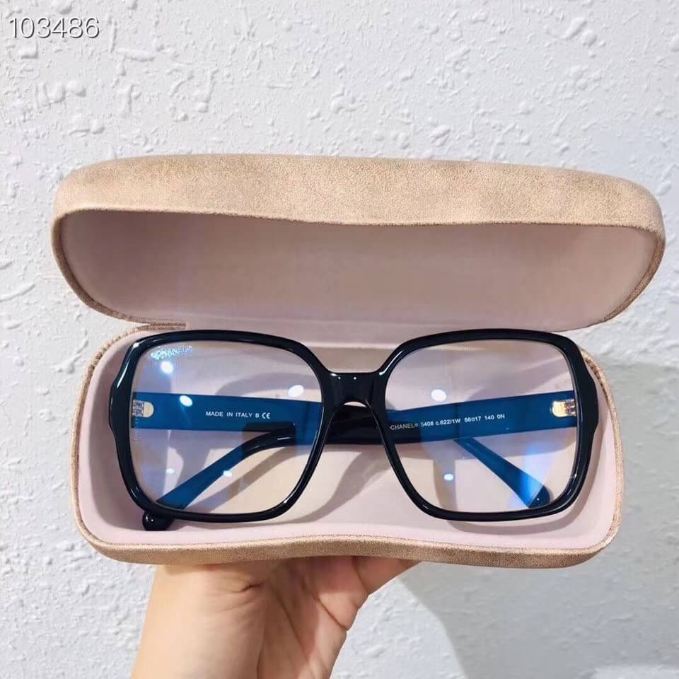 #olschanelglasses กรอบ Chanel ใหม่ ทรงเหลี่ยม ♥️♥️ โชว์แบรนด์ CHANEL ที่ขาแว่น งานน่ารัก Sz. 56-17-140 mm Col. Black อุปกรณ์ครบเซทใหญ่ตามแบรนด์ : Full set ราคา 1500 บาท ✅รับประกันความพอใจ👍🏼 ***ถ่ายจากสินค้าจริง เกรด Hi