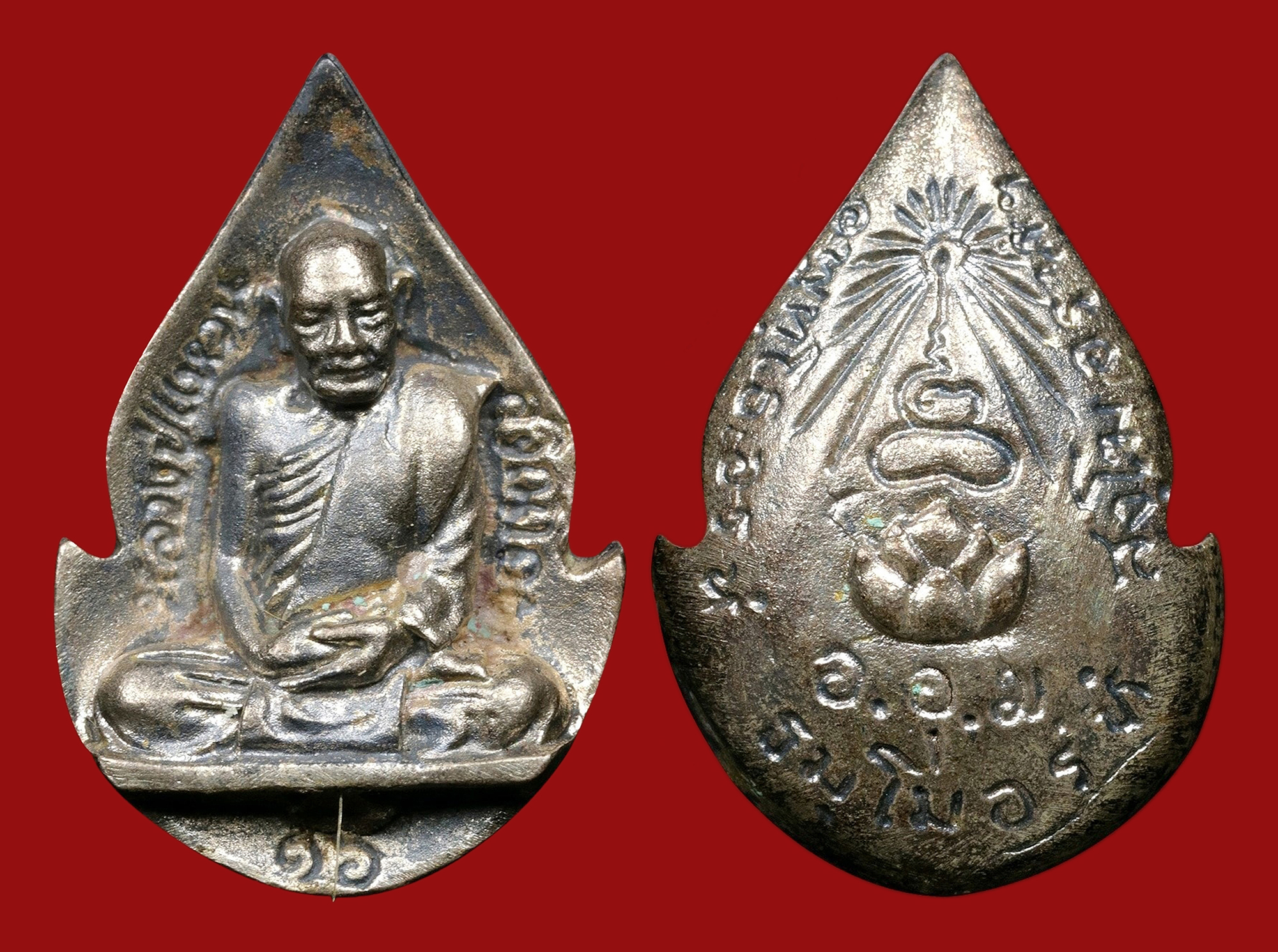 พระกลีบบัวบรรจุเกสา หลวงปู่แหวน สุจิณโณ วัดดอยแม่ปั๋ง ปี2516 เนื้อเงิน พร้อมกล่องเดิมๆ สวยแชมป์