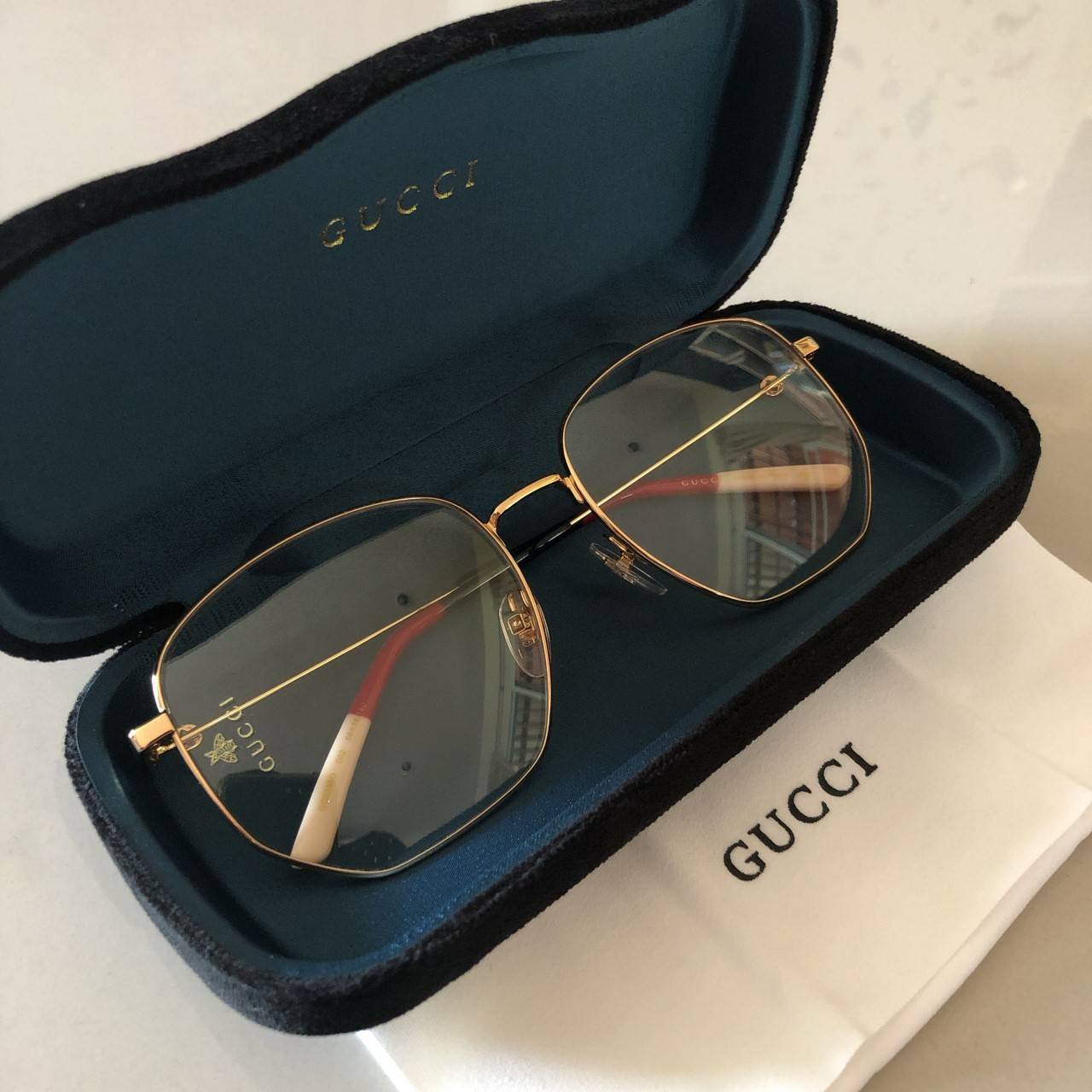 มาไว..ไปไวมาก กรอบ Gucci ใหม่ รอบที่แล้วไม่ทันได้ถ่ายเลย *****ถ่ายแล้วจ้า ภาพถ่ายจากสินค้าจริง****** 🔥พร้อมส่ง ราคา 1,980฿ งานเกรด Hi end ปั้มโลโก้ทุกจุด เทียบแท้1:1 Sz. 56-18-140 mm Col. Gold สอบถามเพิ่มเติมได้ที่ http://line.me/ti/p/%40kwi1088c