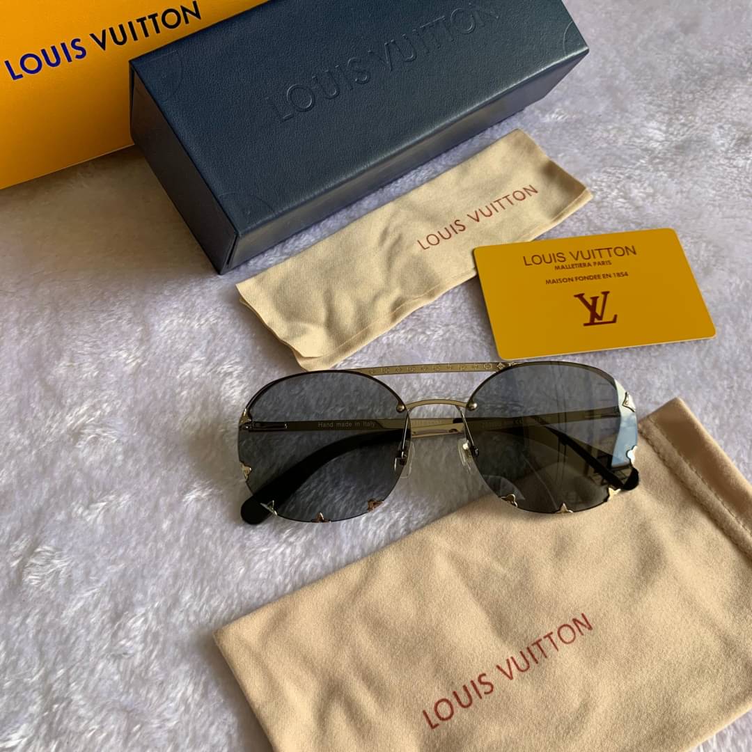 Louis vuitton z0960U🌼🕶🎀🍭🕶 งานเกรด Hi end ปั้มโลโก้ทุกจุด เทียบแท้1:1 ทรงกลม งานเจาะเลนส์แต่งขอบ ขาสปริง สวยมากคะ Sz. 59-18-135 mm Col. ดำเงิน Pr. 1900.- อุปกรณ์ครบเซทใหญ่ตามแบรนด์ : Full set ✅รับประกันความพอใ